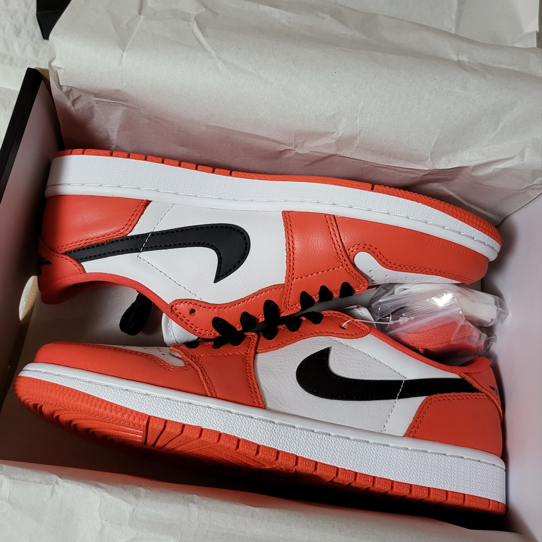 Jordan 1 Low OG Starfish 착용 스타일 - 2