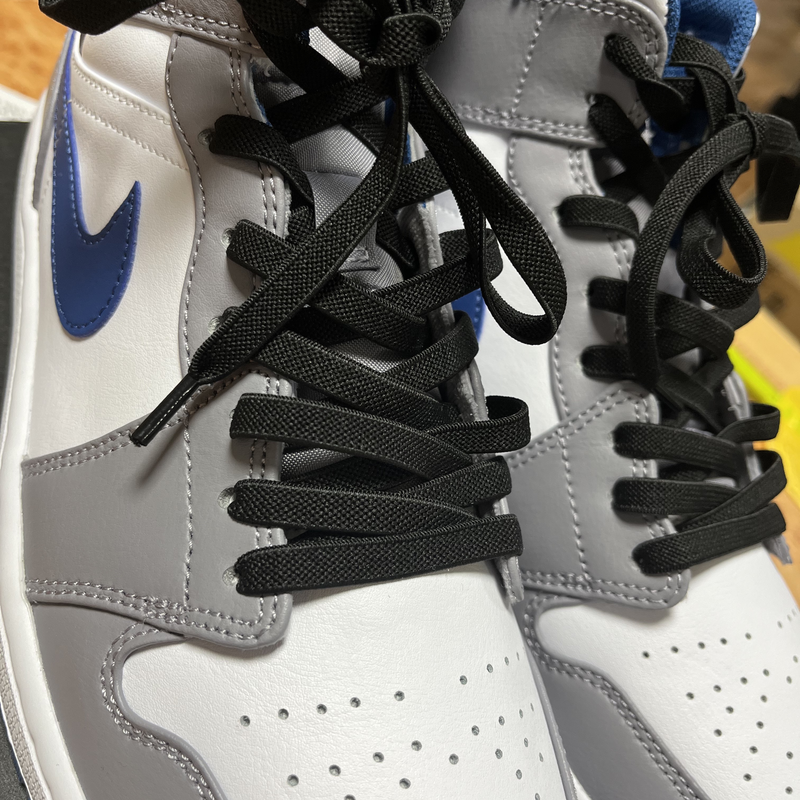 Jordan 1 Mid Cement Grey True Blue 착용 스타일 - 1