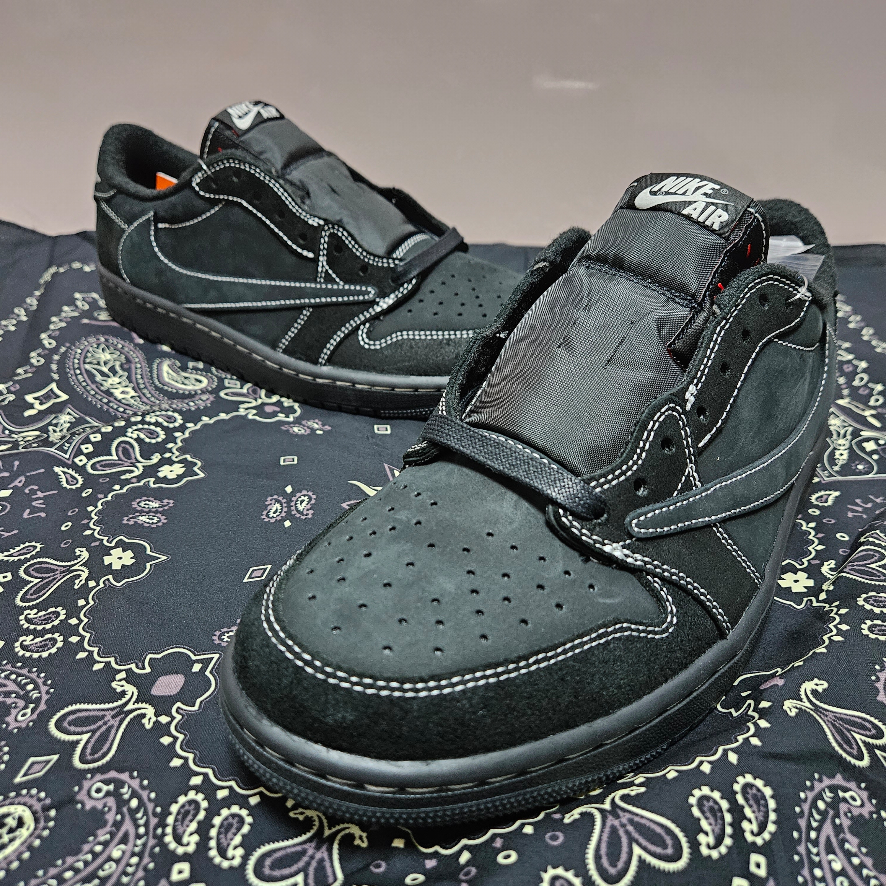 Jordan 1 x Travis Scott Retro Low OG SP Black Phantom 착용 스타일 - 1