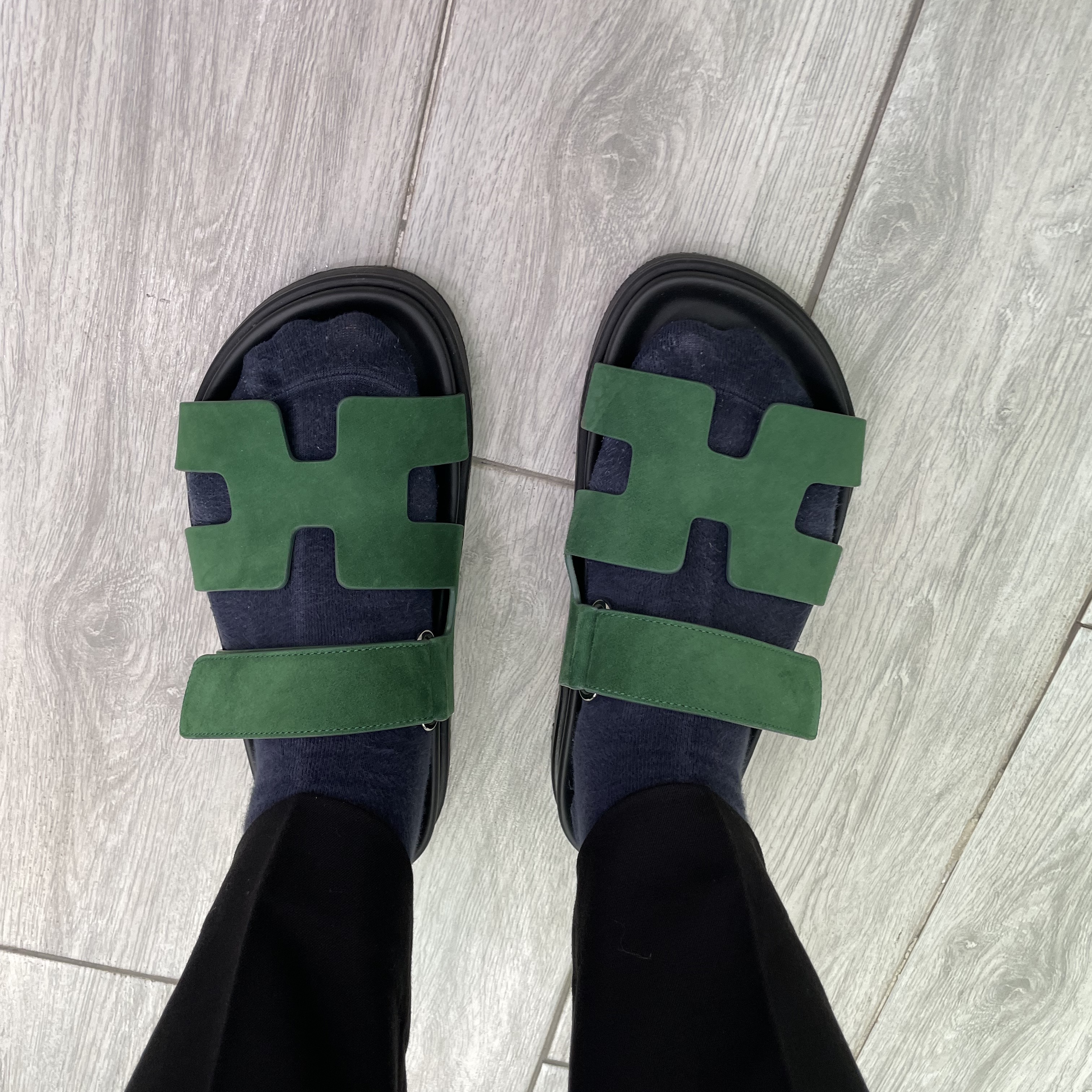 (W) Hermes Chypre Sandal Suede Goatskin & Vert Electrique 착용 스타일