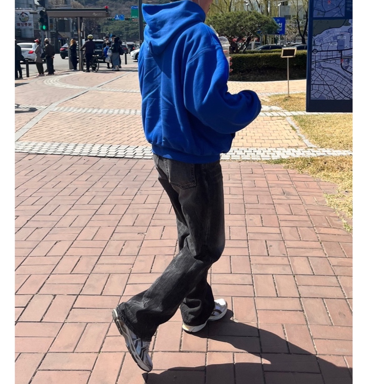 Yeezy Gap Hoodie Blue, Asics x JJJJound Gel-Kayano 14 Silver Black 착용 스타일