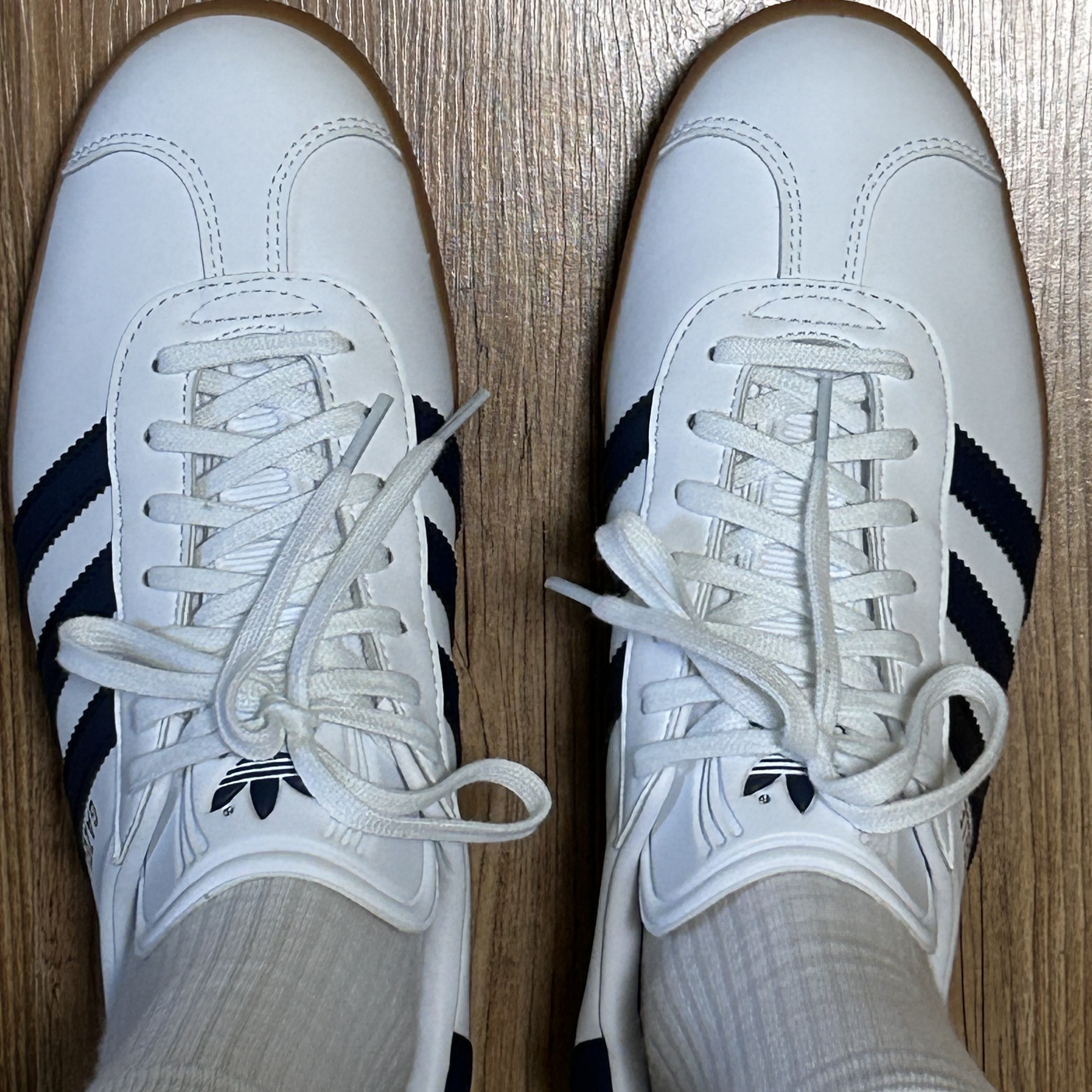 Adidas Gazelle White Collegiate Navy 착용 스타일