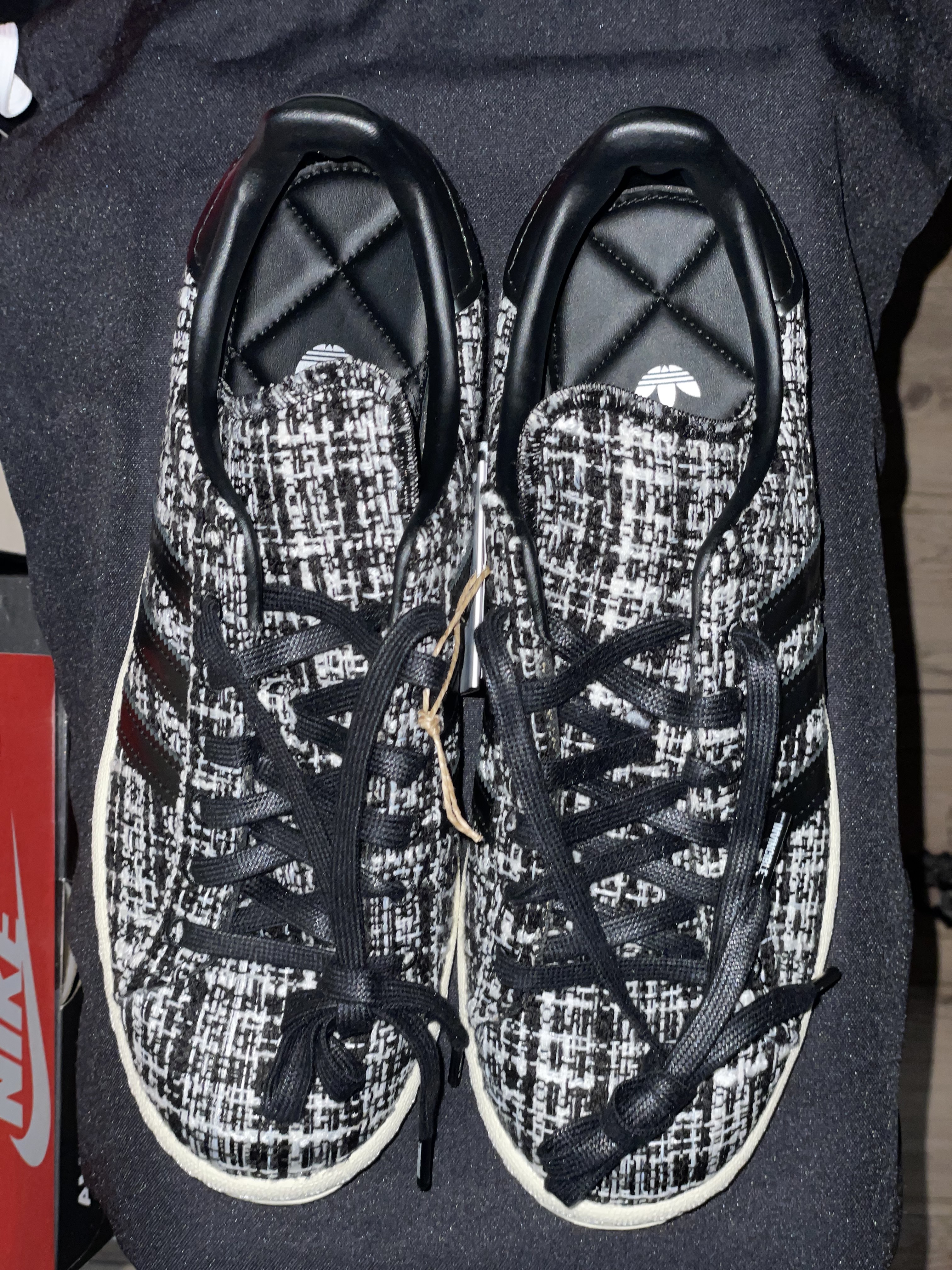Adidas x Dayz x Invincible Campus Black, Nike x Billie Eilish Air Force 1 Low SP Triple White μ°©μ© μ€νμΌ - 2