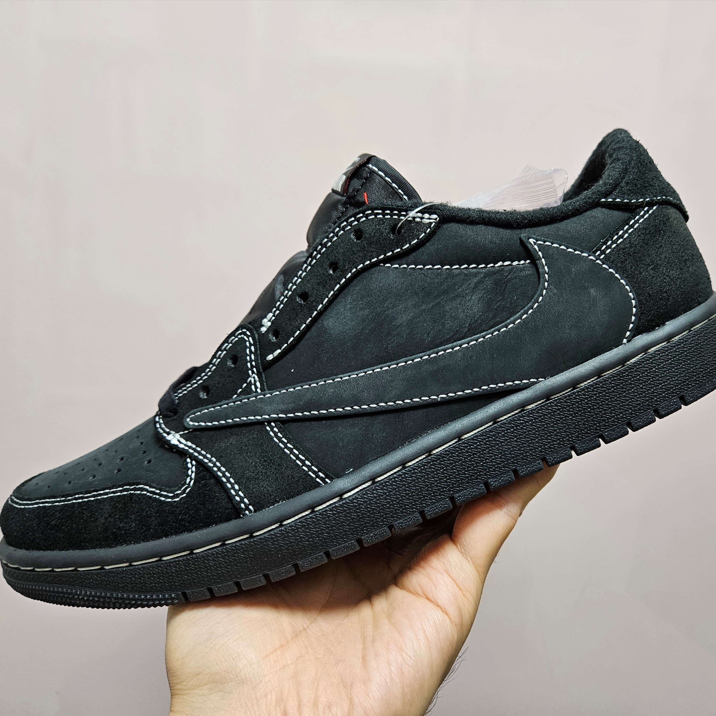Jordan 1 x Travis Scott Retro Low OG SP Black Phantom 착용 스타일 - 2