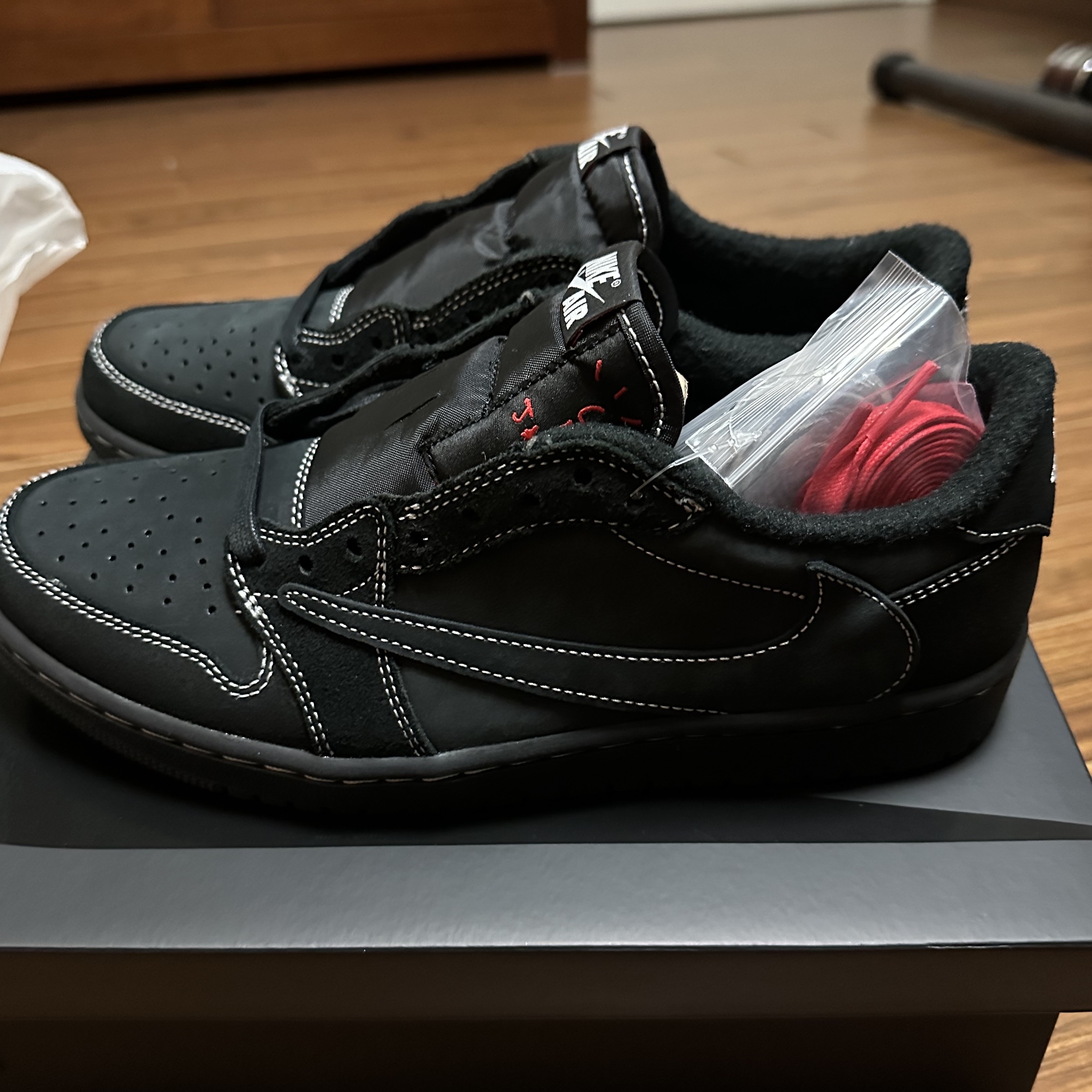 Jordan 1 x Travis Scott Retro Low OG SP Black Phantom 착용 스타일 - 3