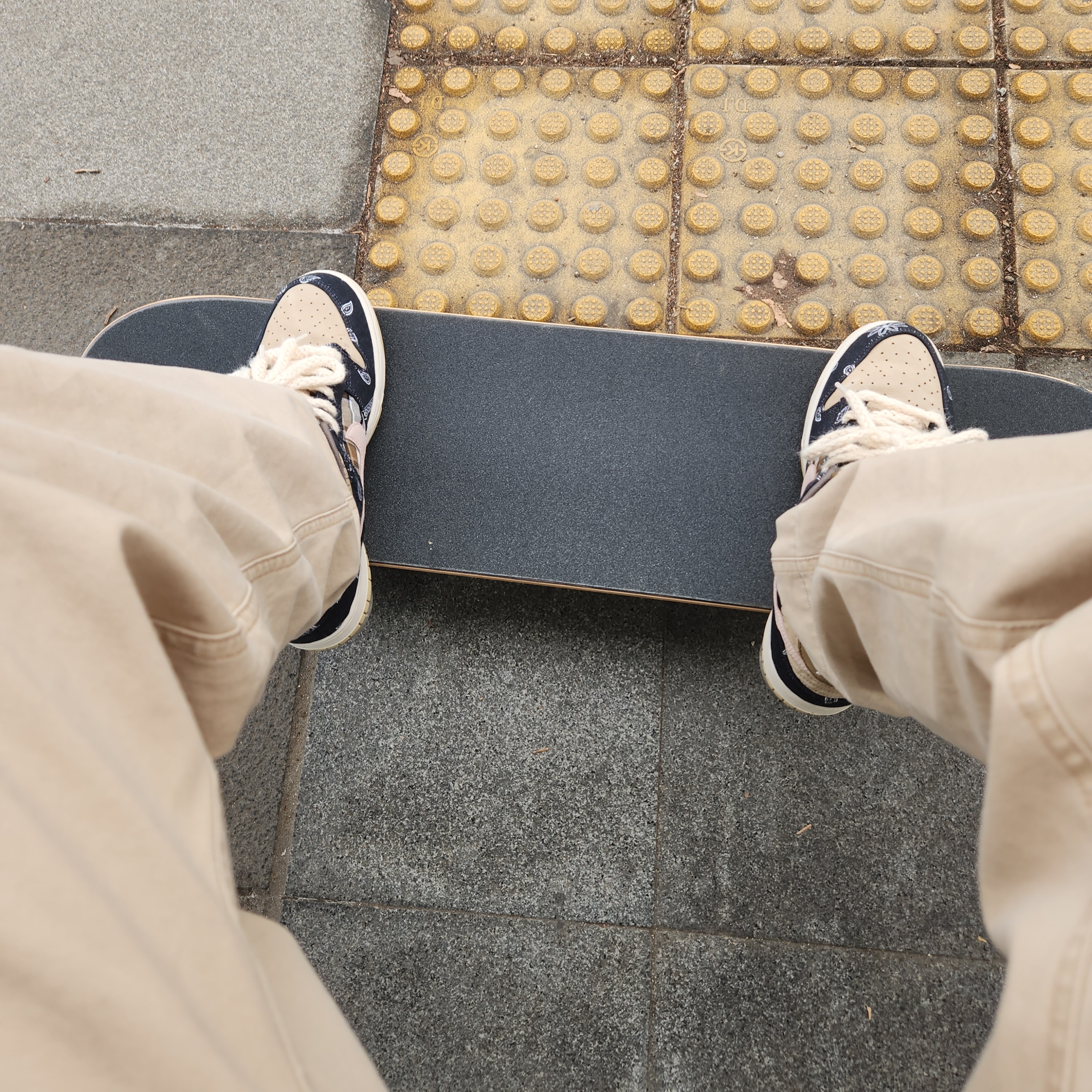 Supreme x Kaws Chalk Logo Skateboard Deck Black - 21SS, Nike x Travis Scott SB Dunk Low 착용 스타일 - 2