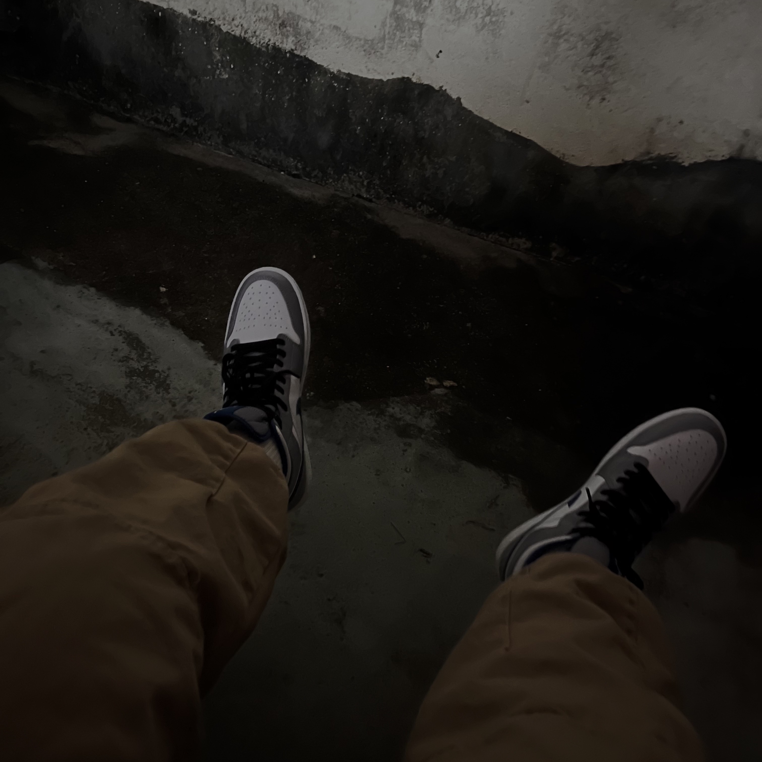 Jordan 1 Mid Cement Grey True Blue 착용 스타일 - 3