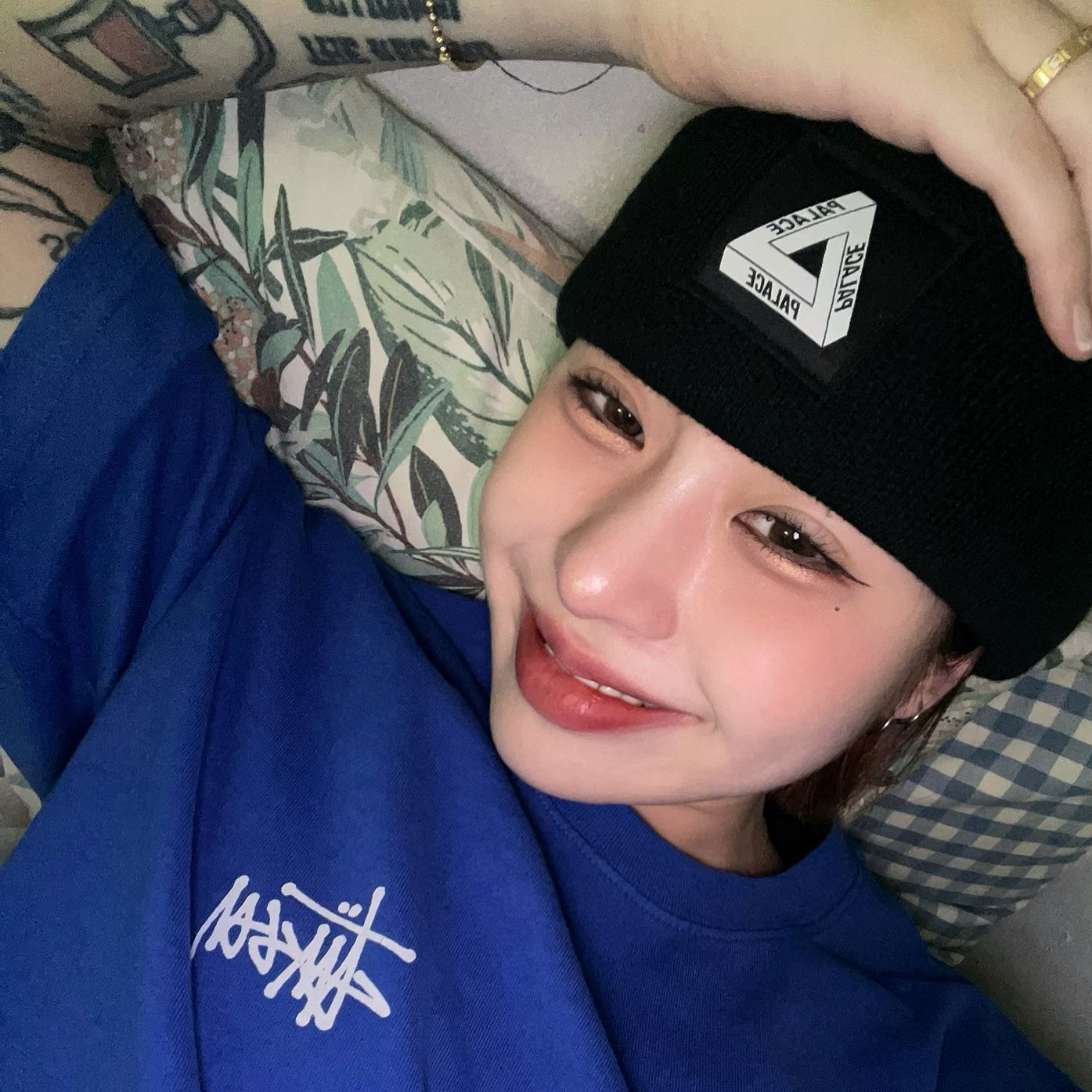 Stussy Basic Stussy Pigment Dyed T-Shirt Blue 2022, Palace Tri-Ferg Patch Beanie Black 착용 스타일 - 1