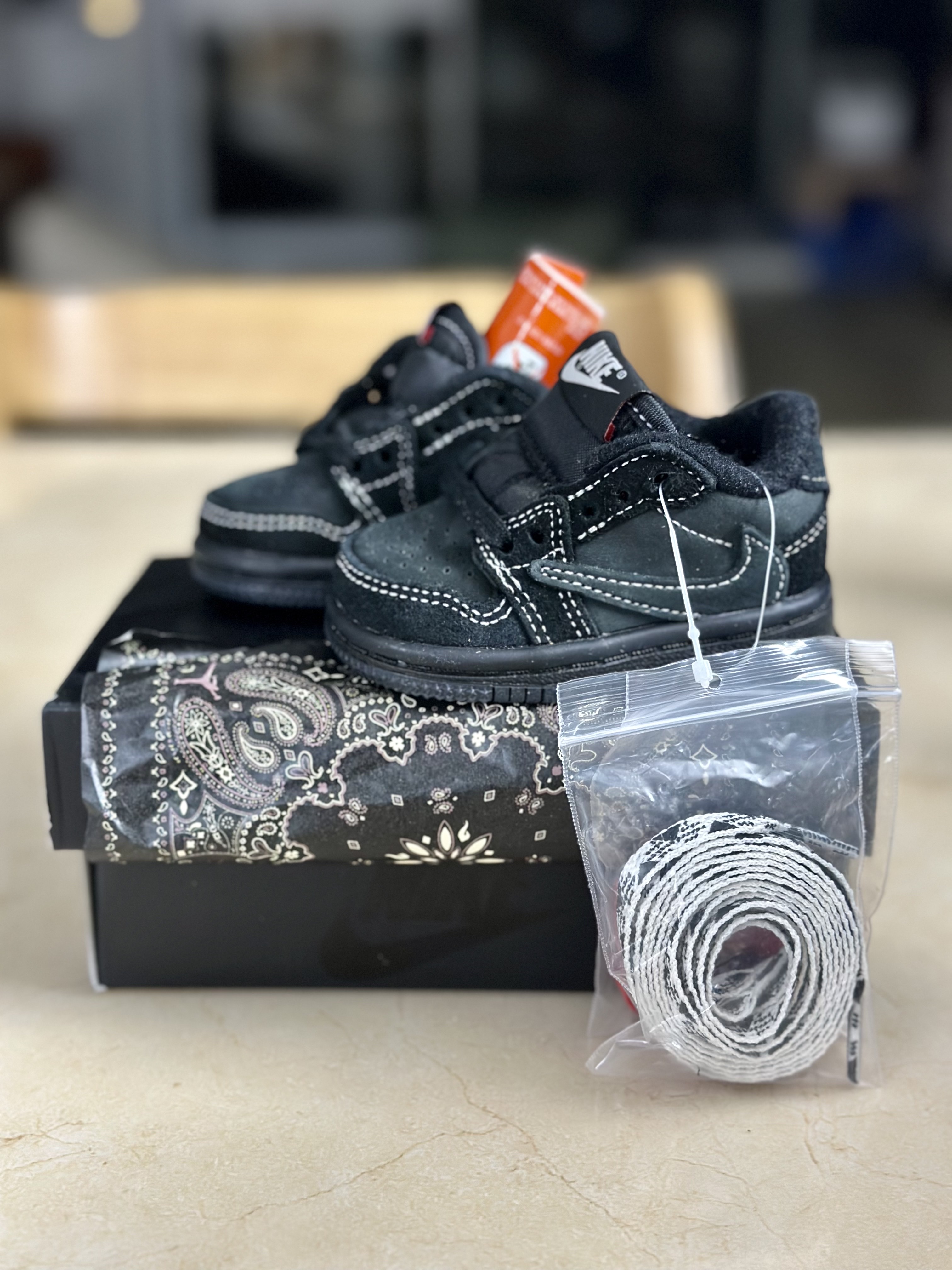 (TD) Jordan 1 x Travis Scott Retro Low OG SP Black Phantom 착용 스타일