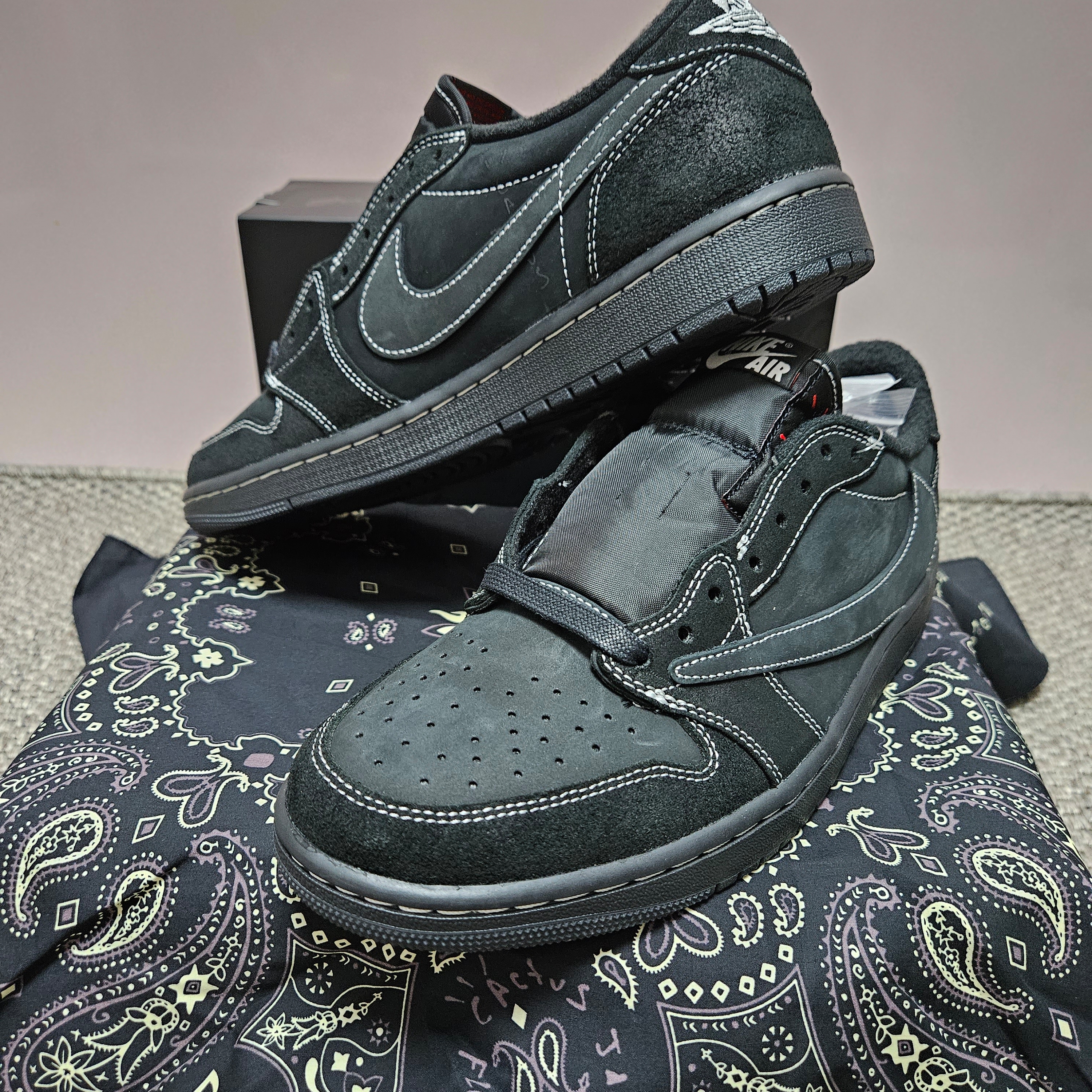 Jordan 1 x Travis Scott Retro Low OG SP Black Phantom 착용 스타일 - 3