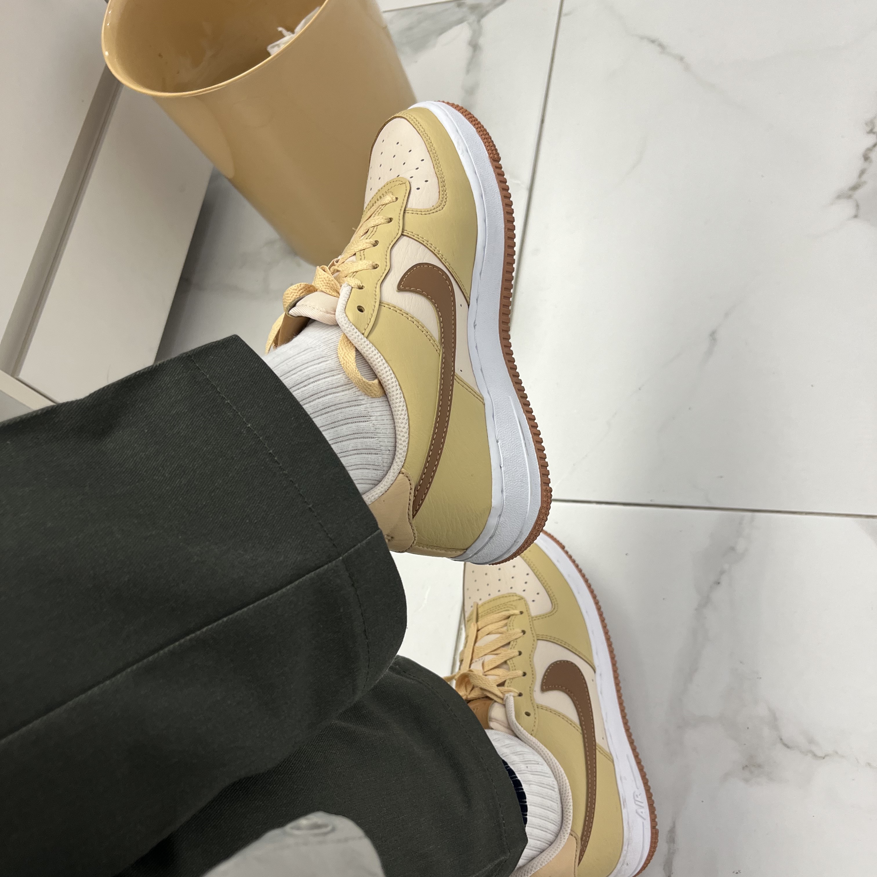 (GS) Nike Air Force 1 Low EMB Pearl White Ale Brown 착용 스타일