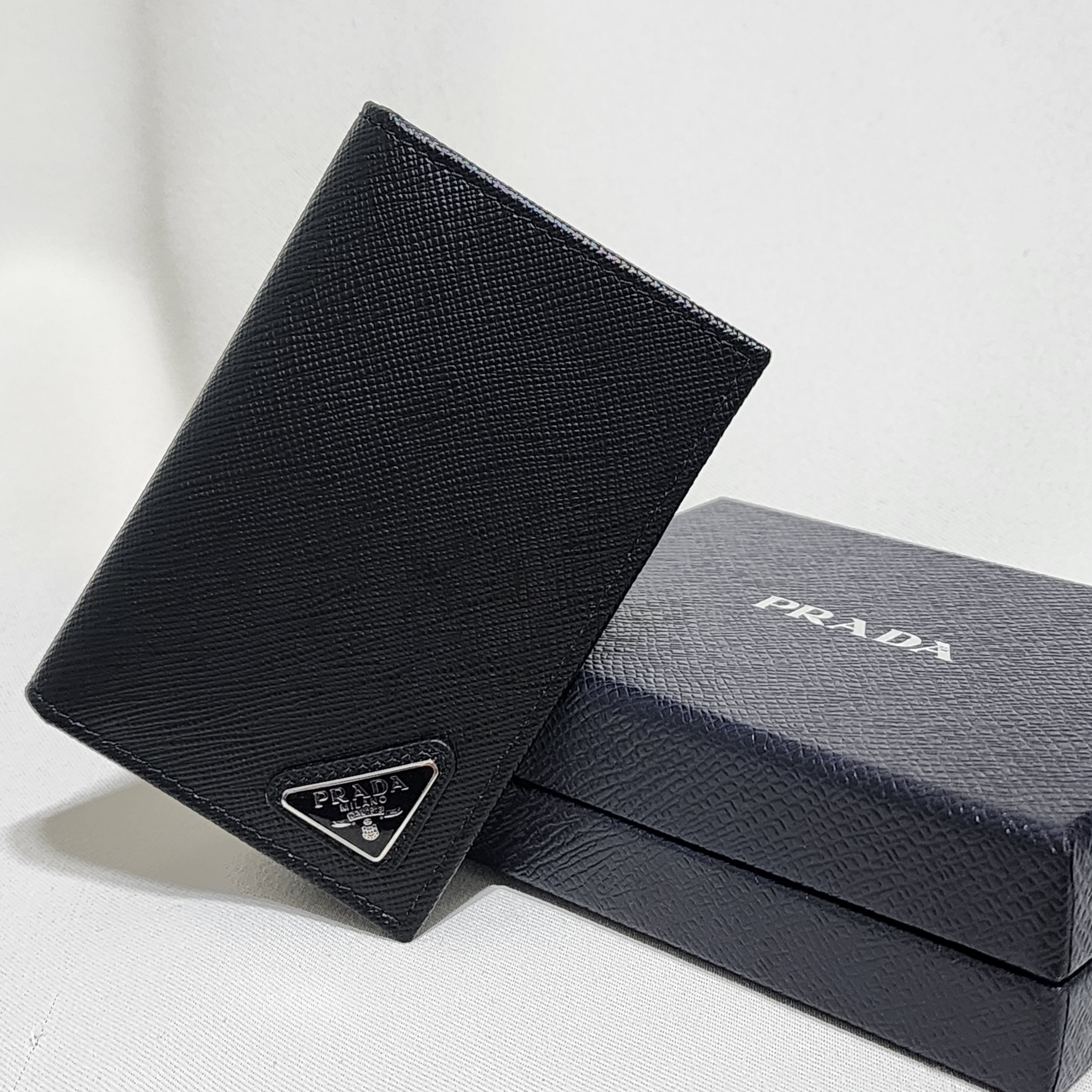Prada Saffiano Leather Card Holder Black 착용 스타일