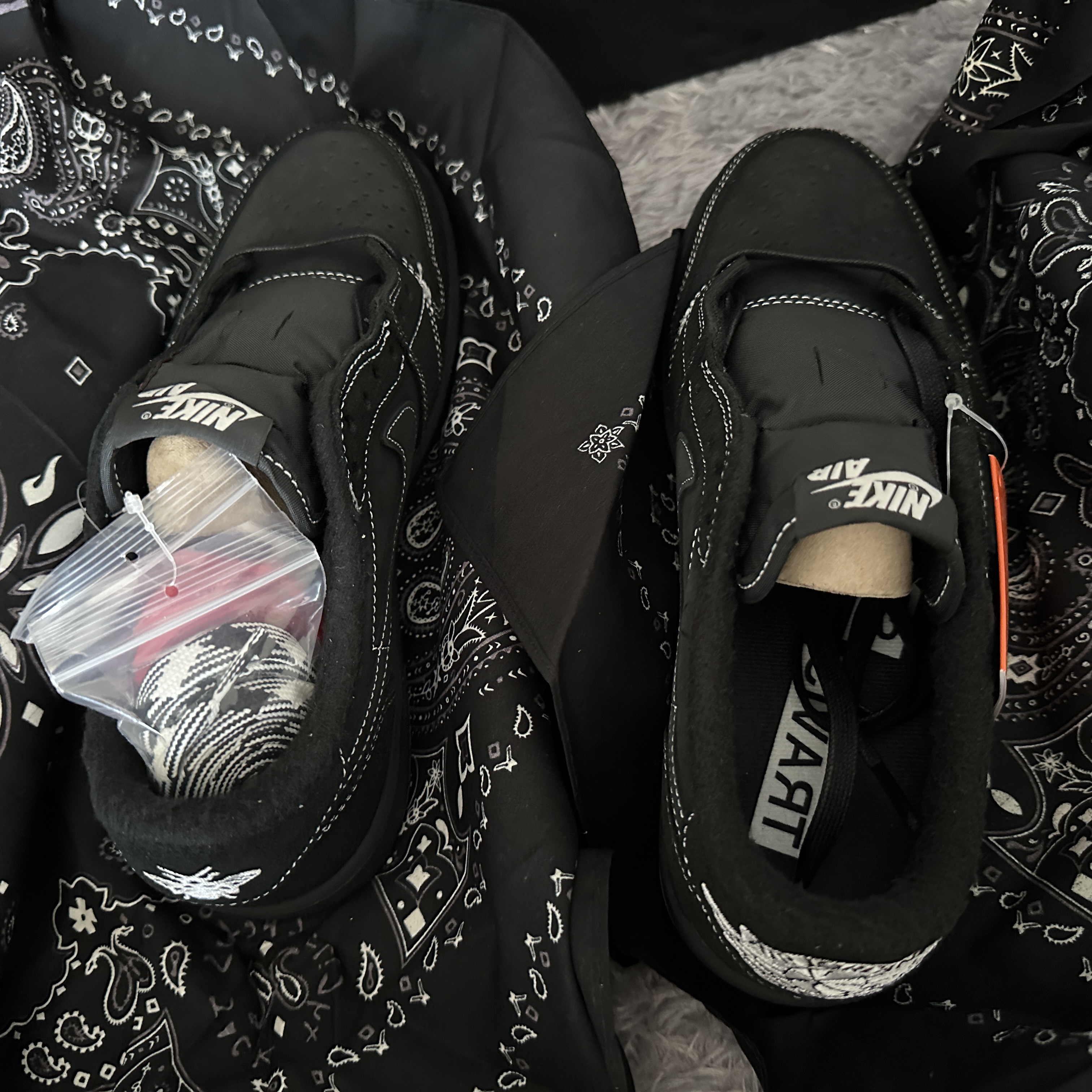 Jordan 1 x Travis Scott Retro Low OG SP Black Phantom 착용 스타일 - 2