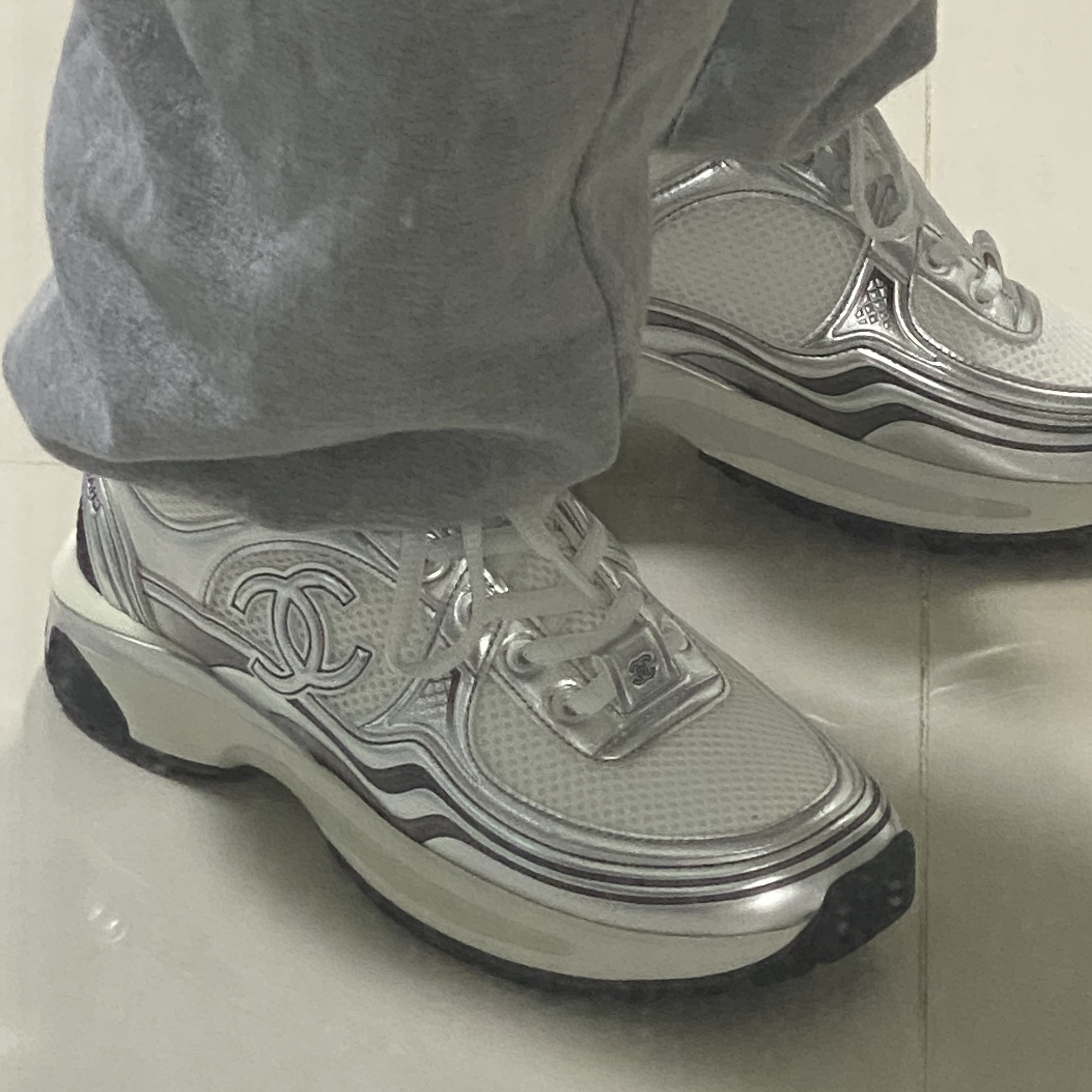 (W) Chanel Sneakers Fabric Laminated & White Silver 착용 스타일 - 2