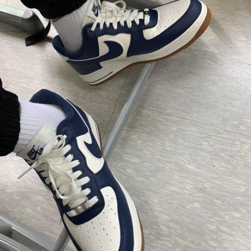 Nike Air Force 1 '07 LV8 Midnight Navy 착용 스타일