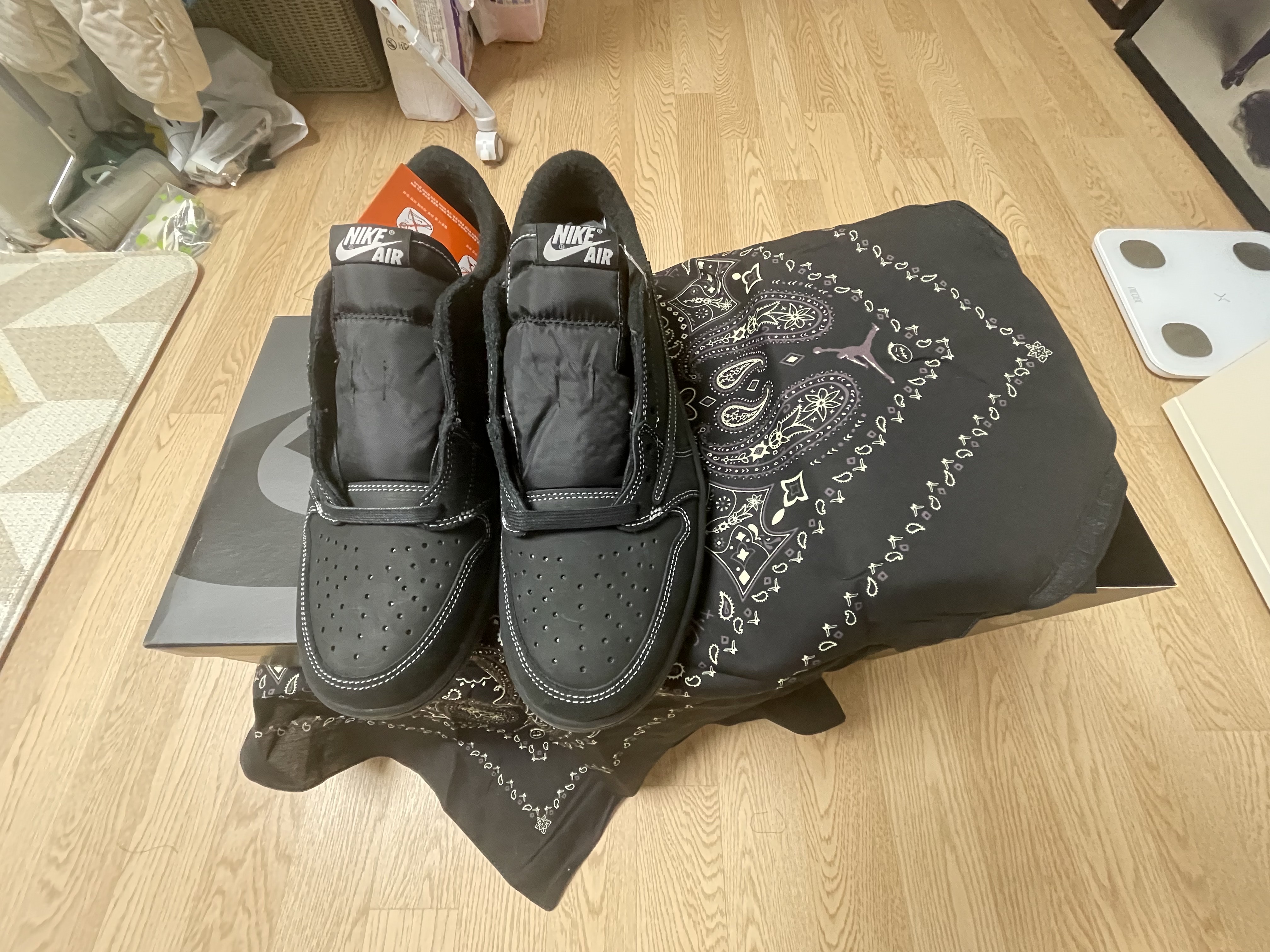 Jordan 1 x Travis Scott Retro Low OG SP Black Phantom 착용 스타일 - 5
