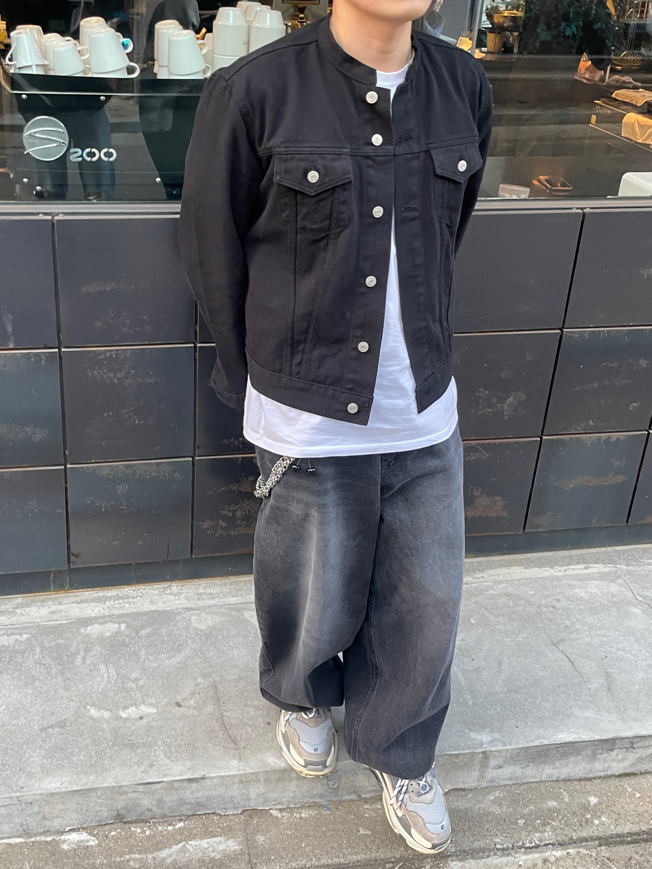 Balenciaga x Adidas Triple S Sneakers White Black 착용 스타일 - 5