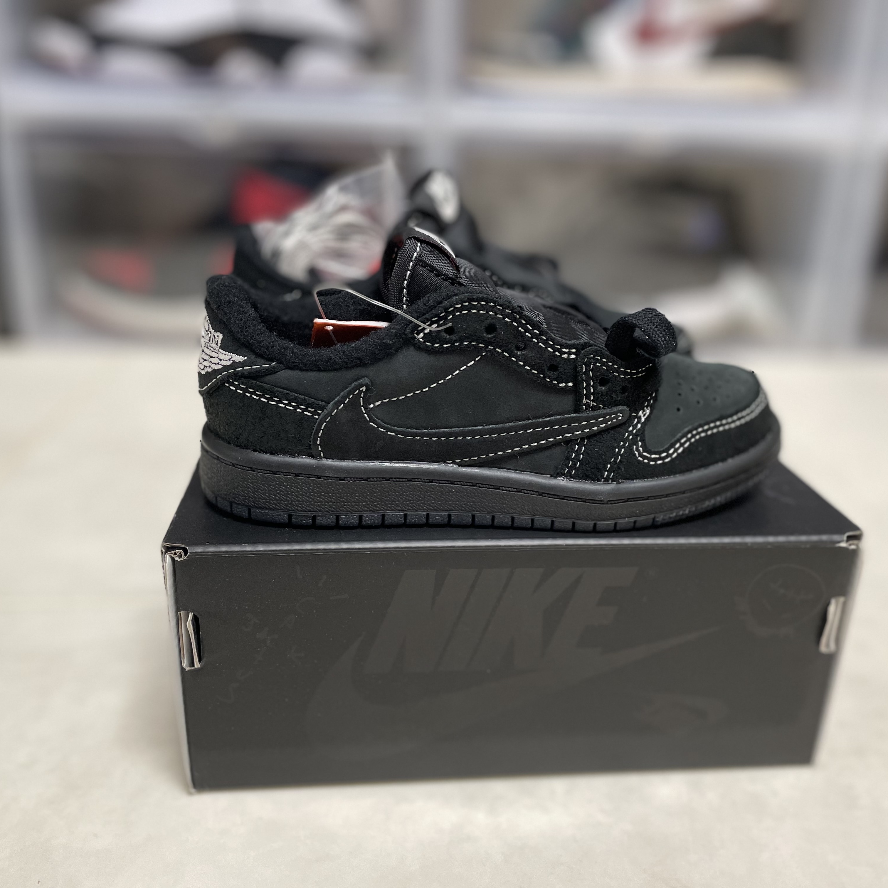 (PS) Jordan 1 x Travis Scott Retro Low OG SP Black Phantom 착용 스타일 - 3
