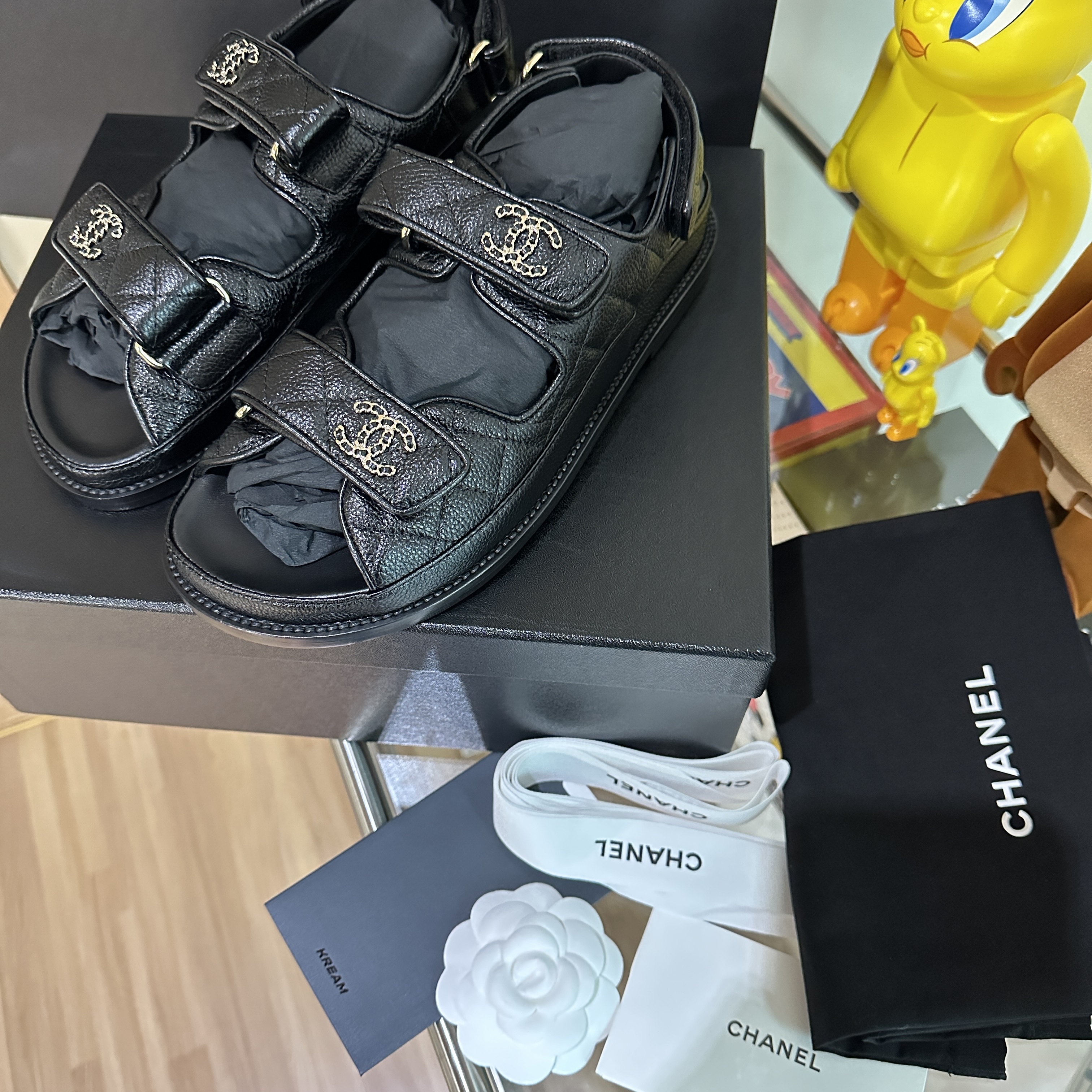 (W) Chanel Sandals Grained Calfskin & Black 착용 스타일
