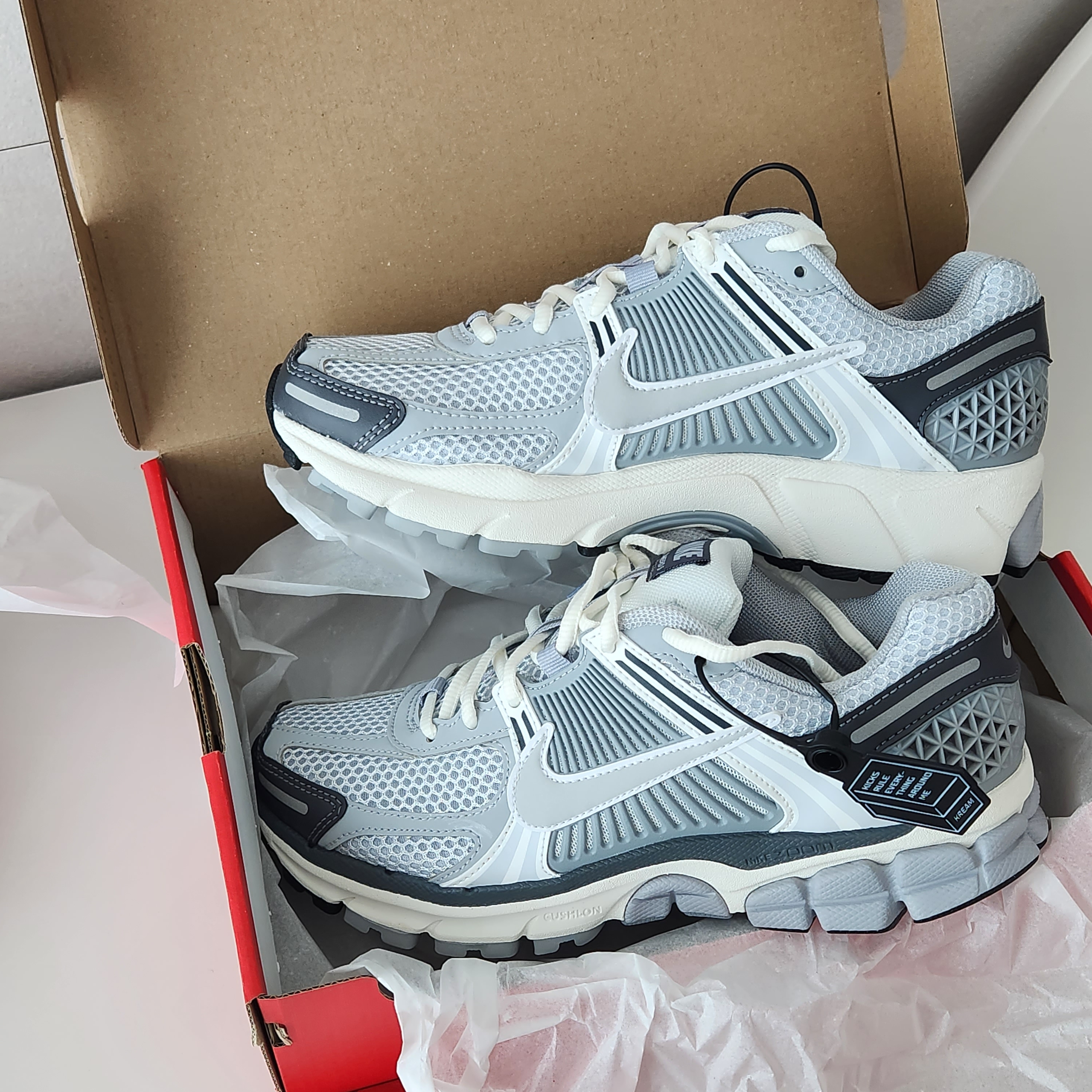 (W) Nike Zoom Vomero 5 Pure Platinum Metallic Silver 착용 스타일 - 2