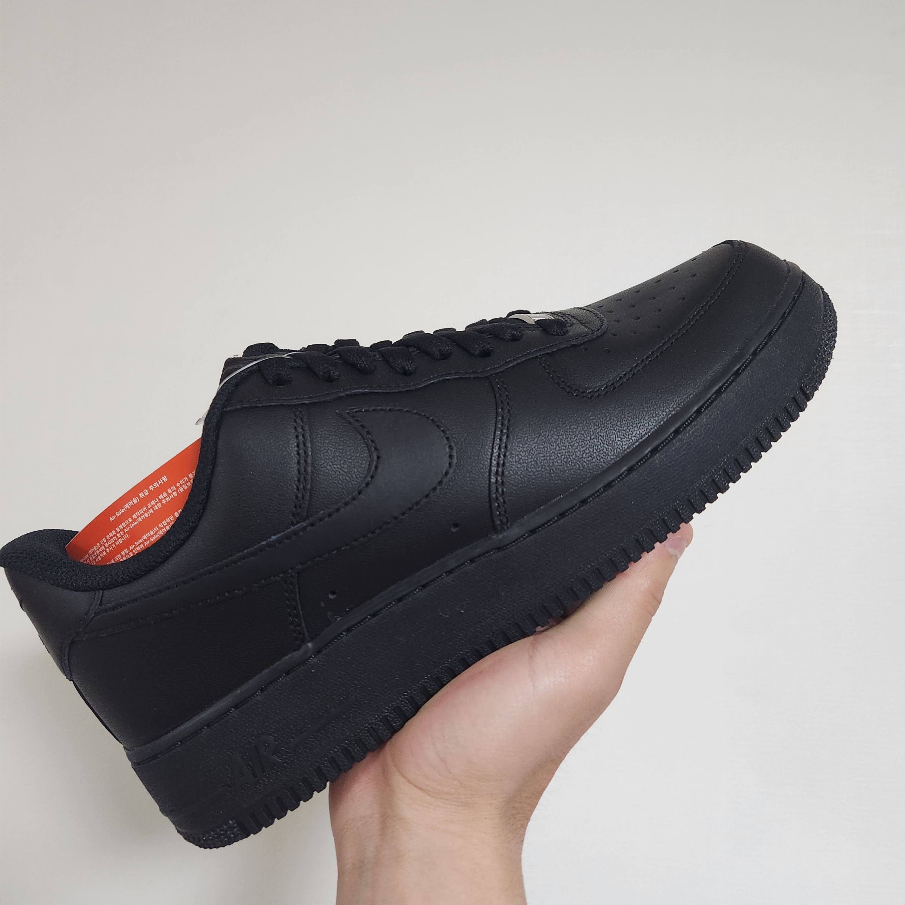 Nike Air Force 1 '07 Low Triple Black 착용 스타일