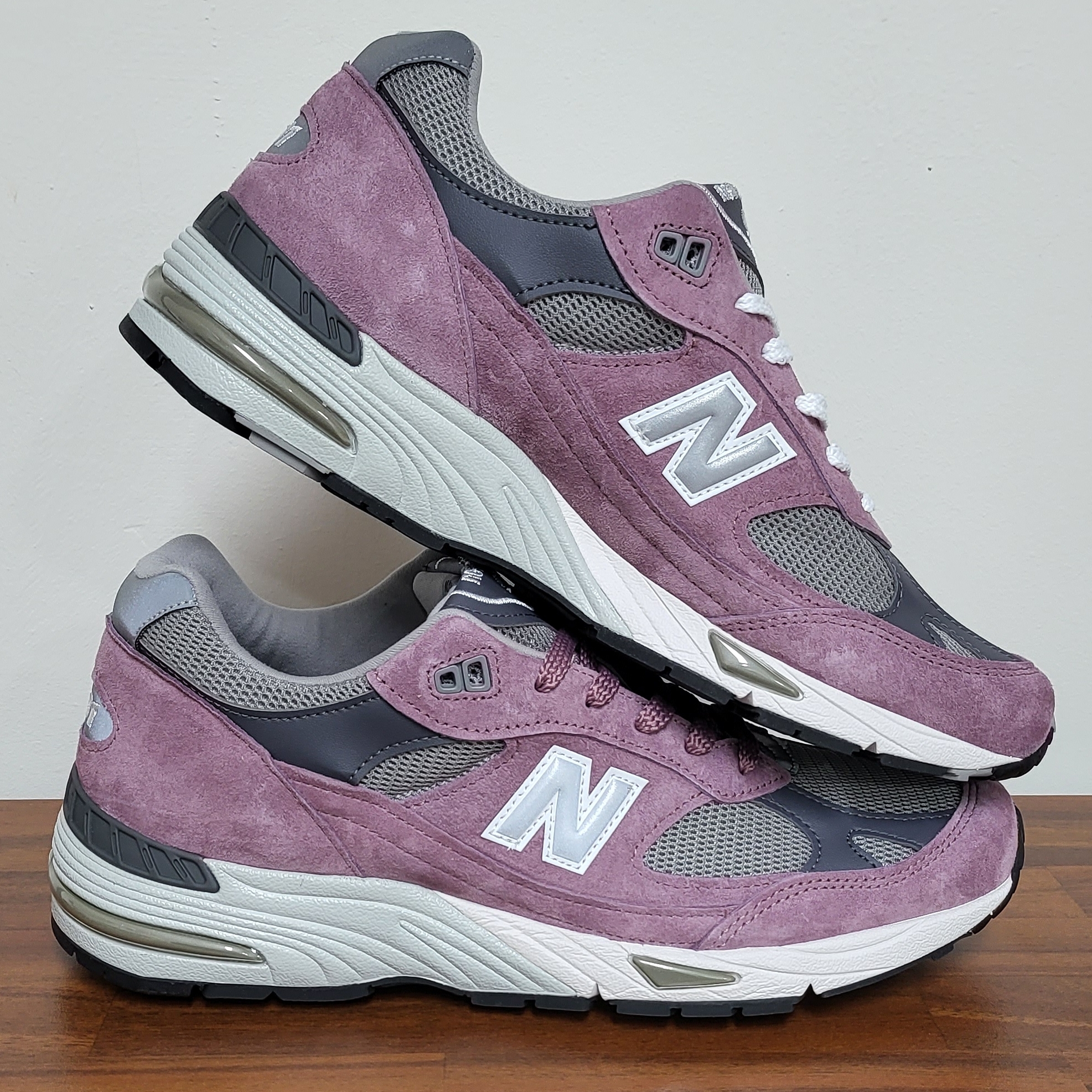 New Balance 991 Made in UK Pink Grey 착용 스타일 - 1