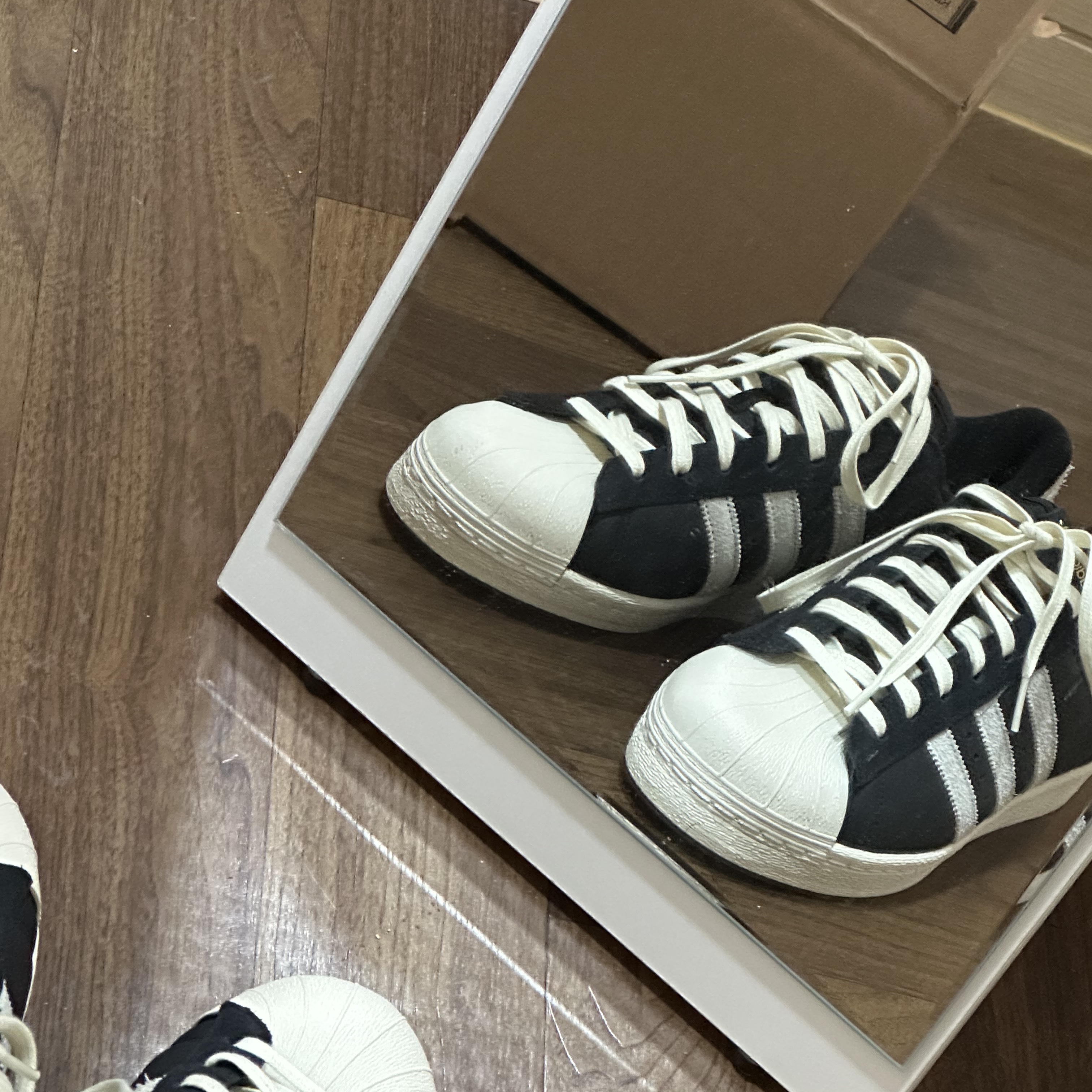 Adidas Superstar 82 Black White 착용 스타일