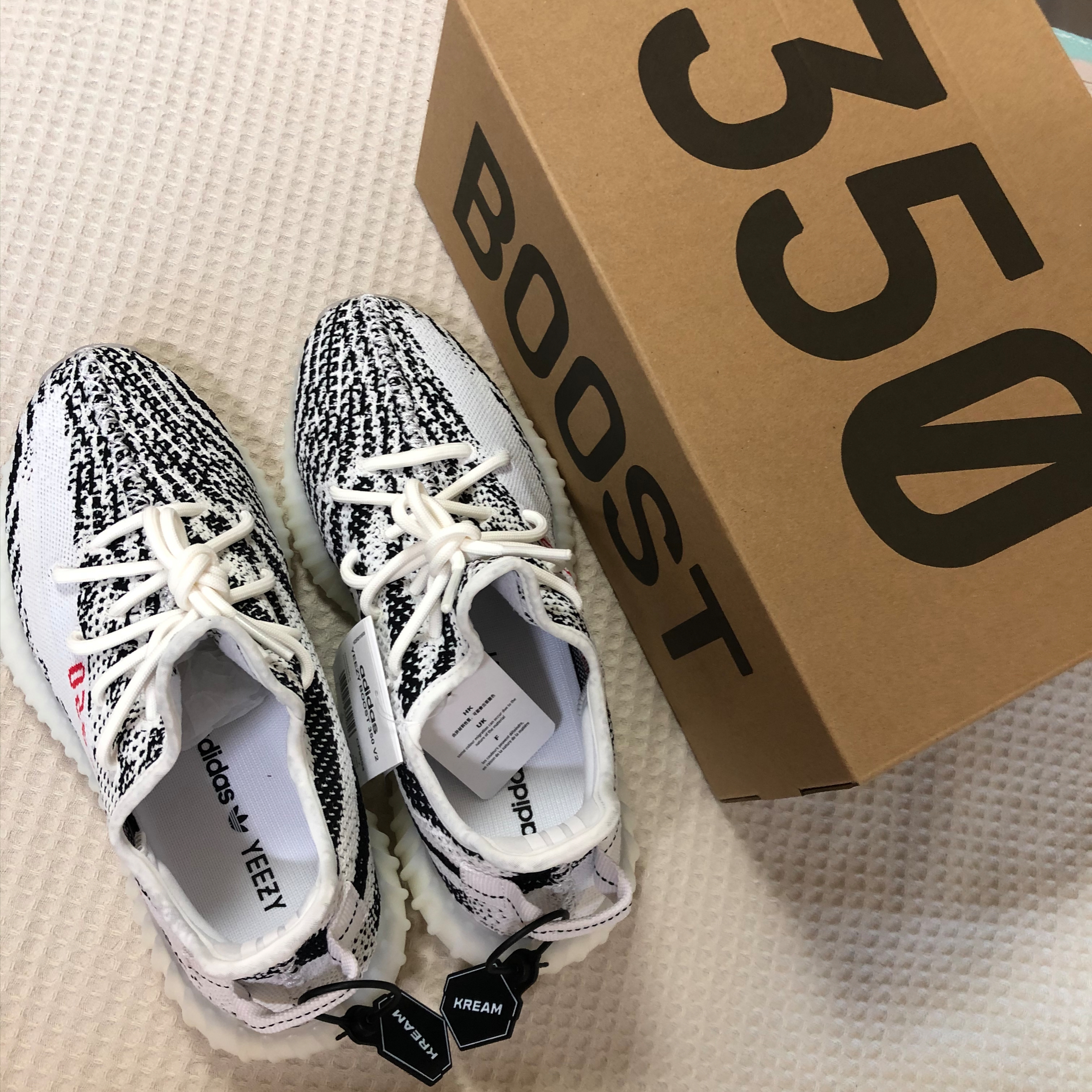 Adidas Yeezy Boost 350 V2 Zebra 2022/2023 착용 스타일 - 2