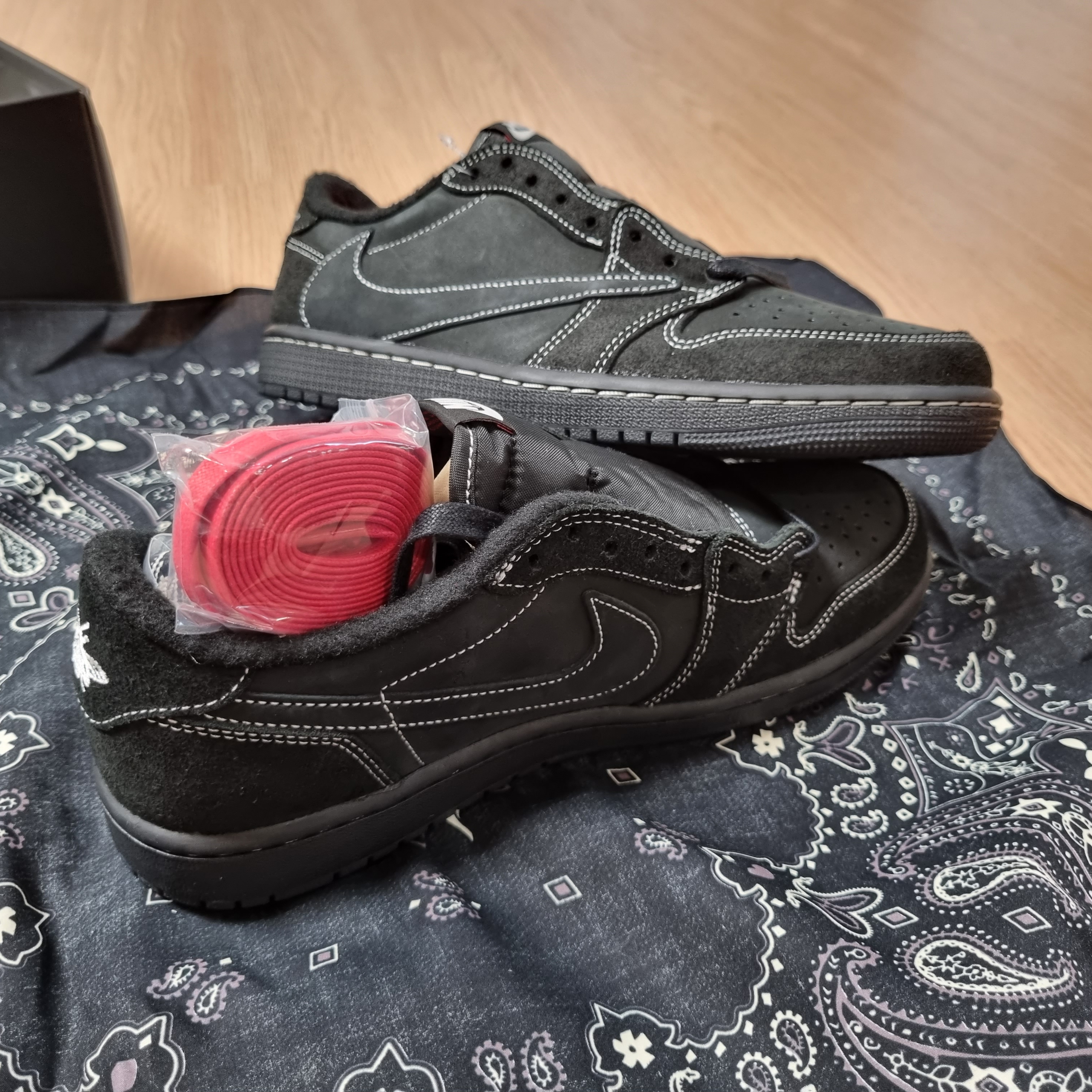 Jordan 1 x Travis Scott Retro Low OG SP Black Phantom 착용 스타일 - 2
