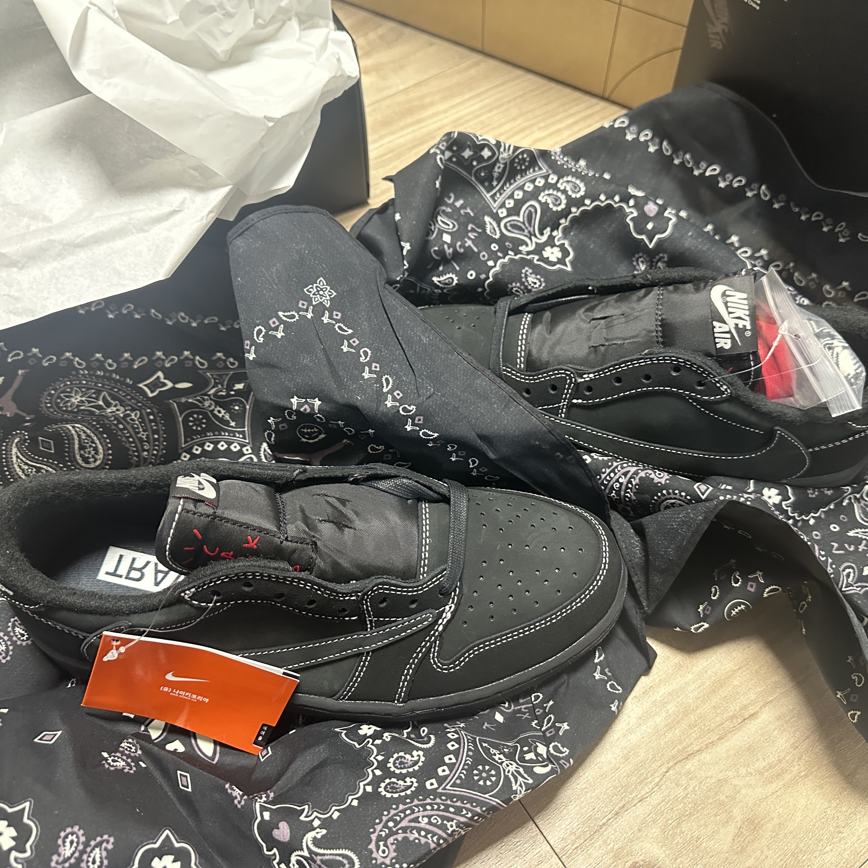Jordan 1 x Travis Scott Retro Low OG SP Black Phantom 착용 스타일 - 3