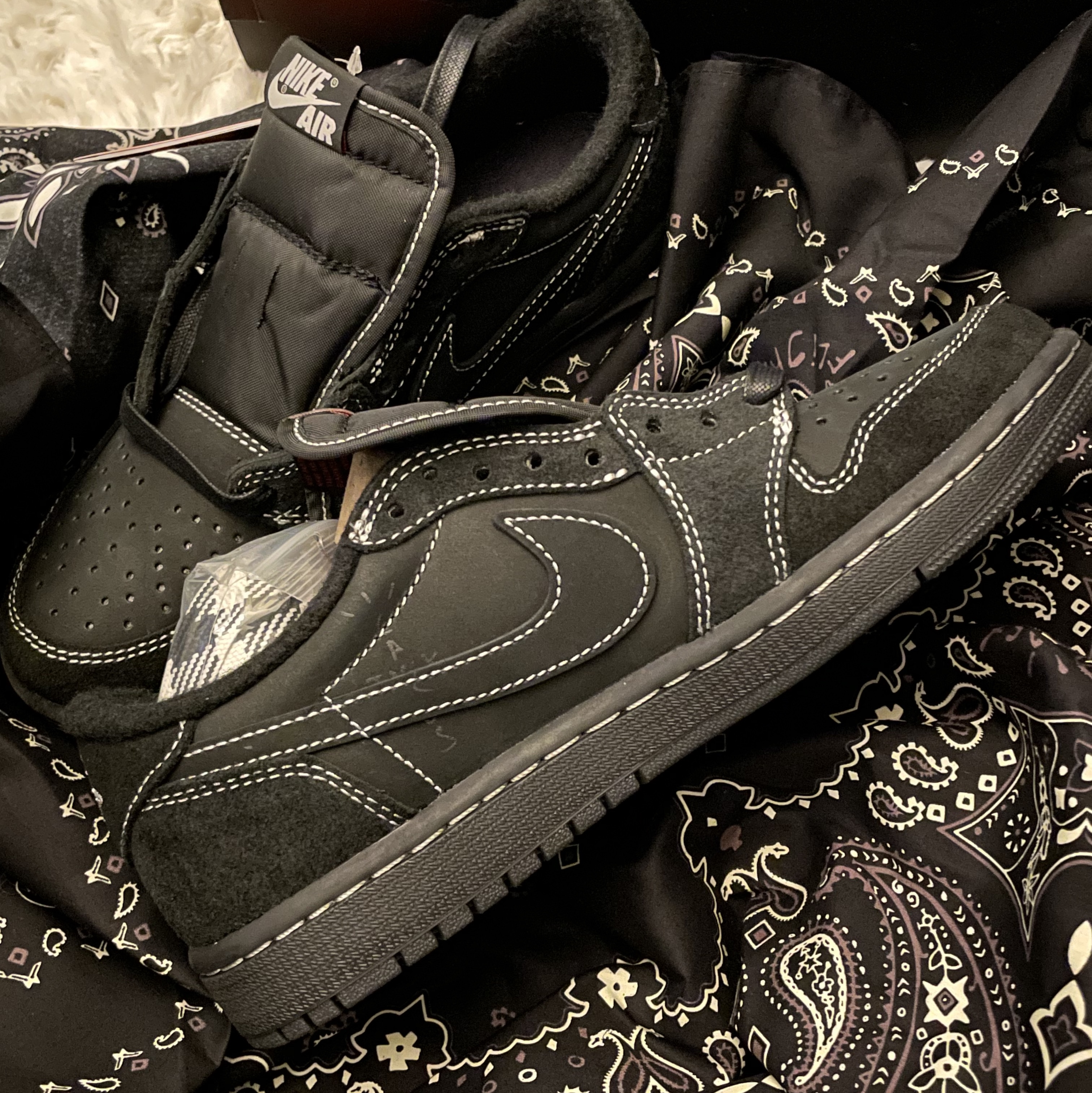 Jordan 1 x Travis Scott Retro Low OG SP Black Phantom 착용 스타일