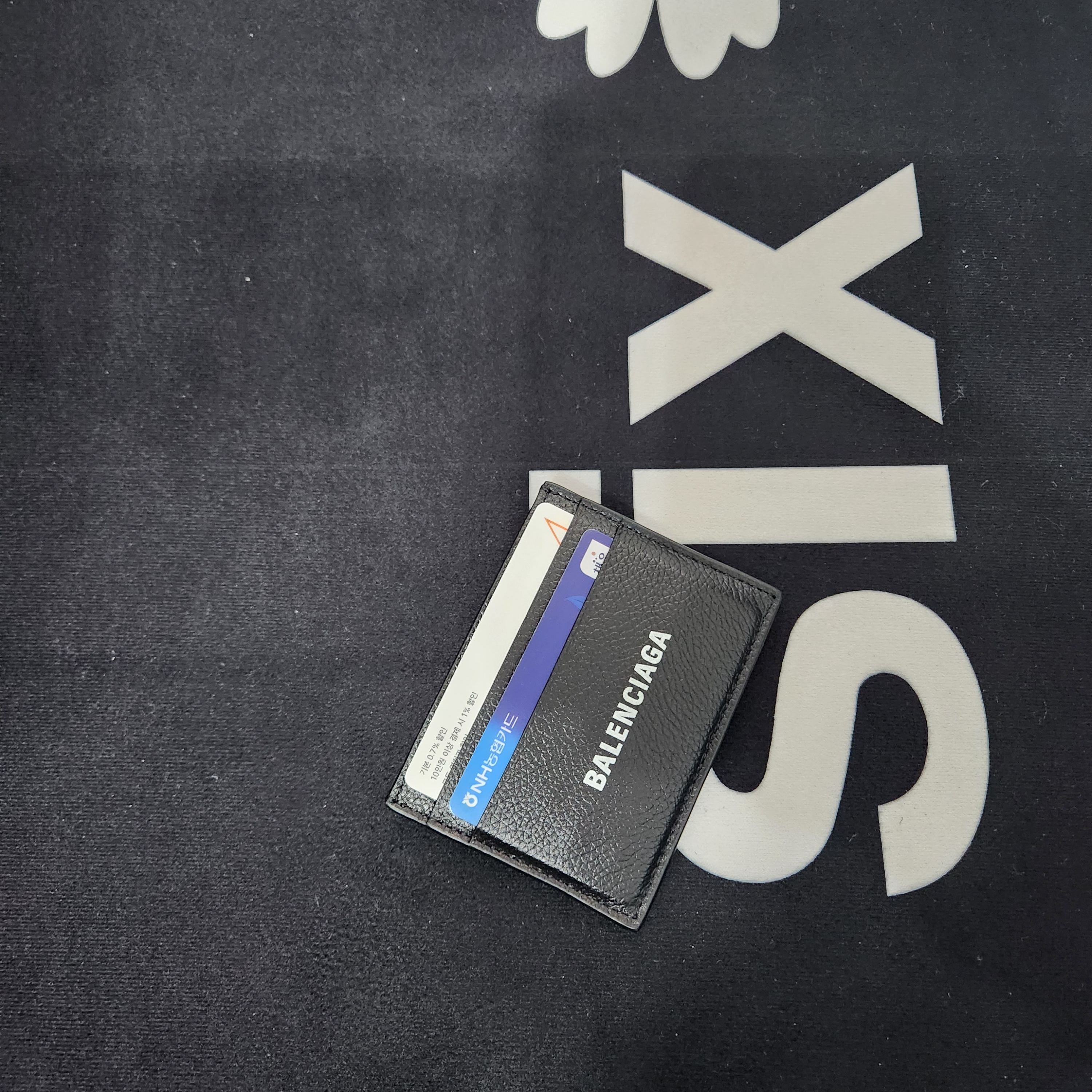 Balenciaga Cash Card Holder Black 착용 스타일
