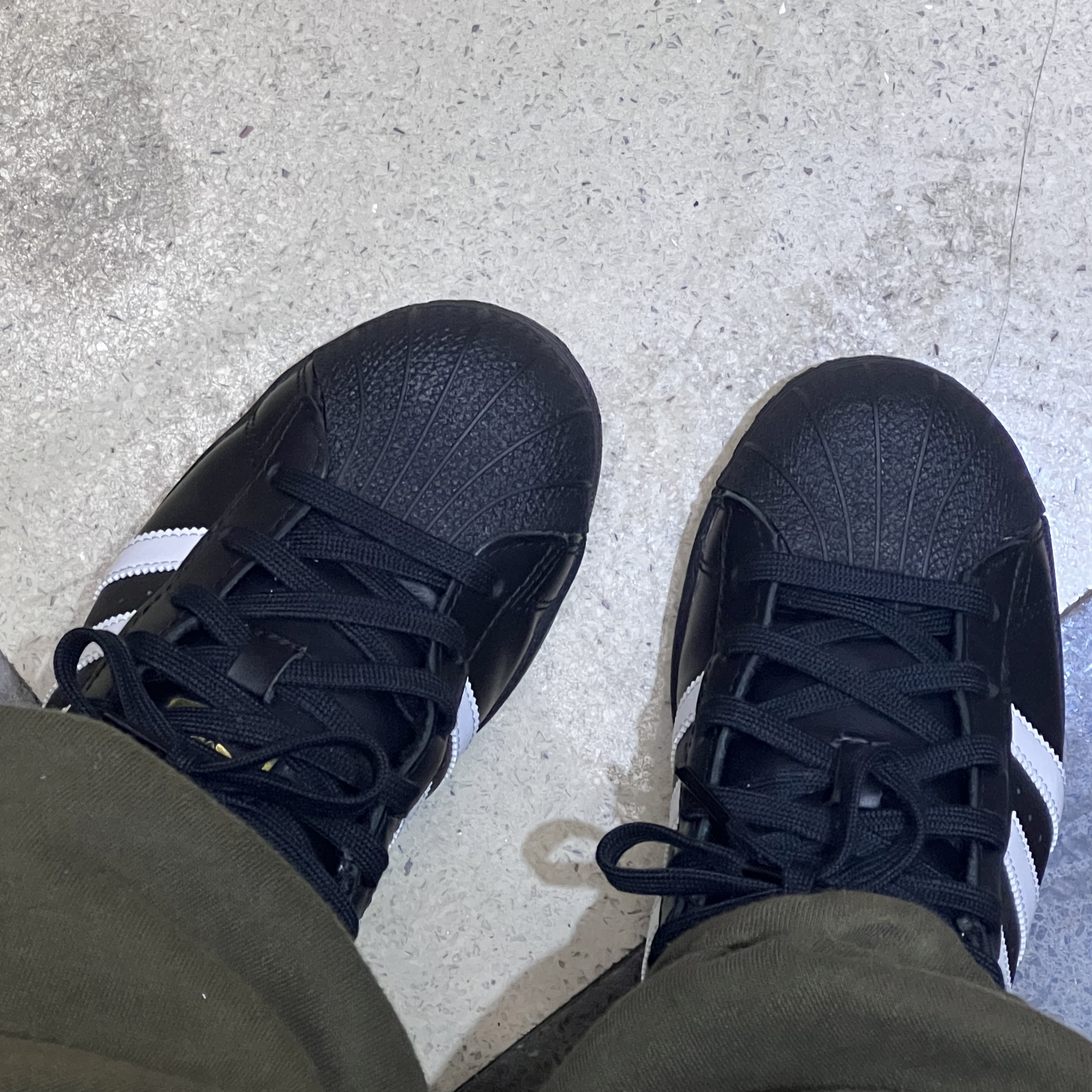 (J) Adidas Superstar Black White 착용 스타일