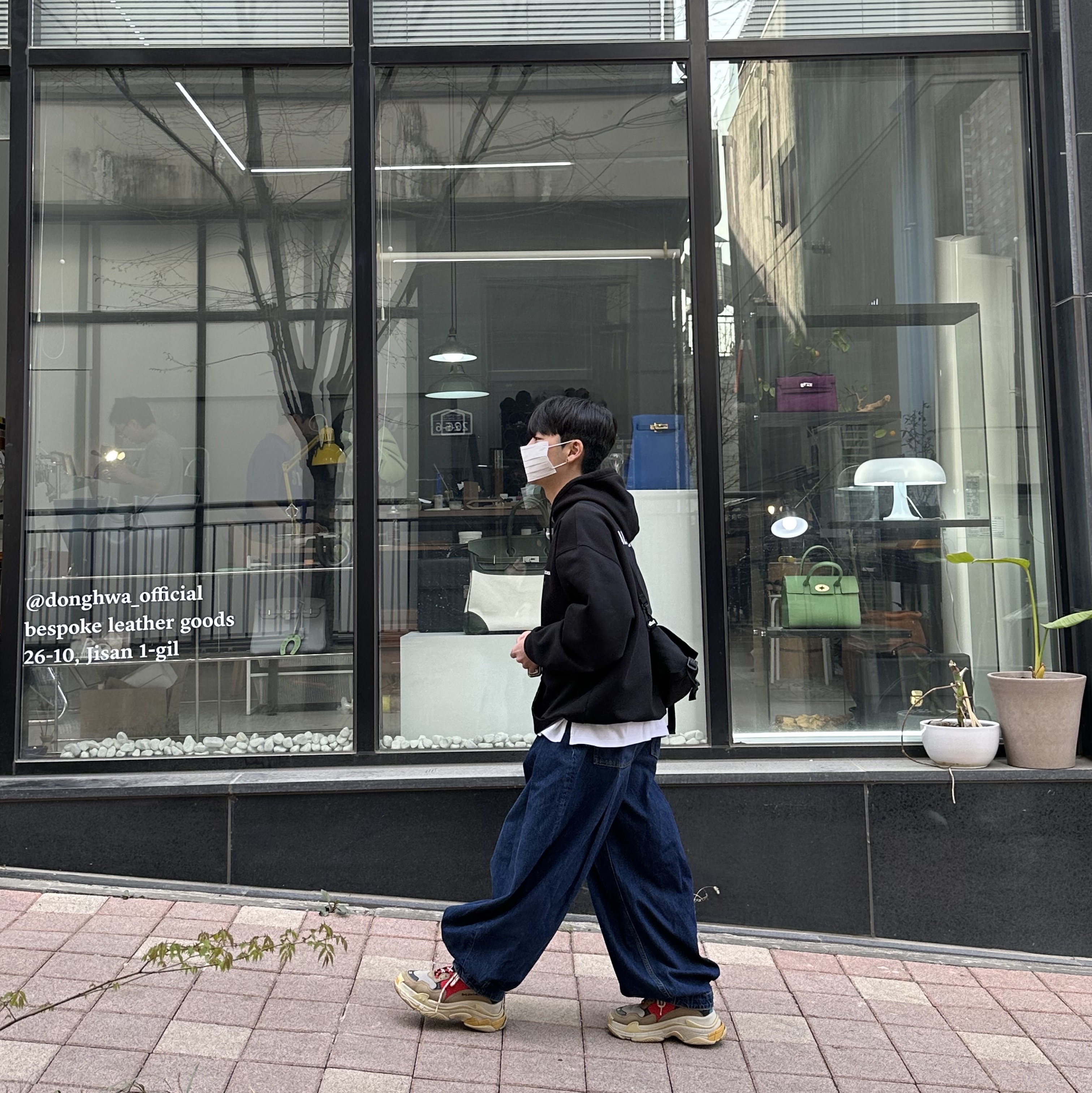 Zara x Ader Error Wide Leg Jeans Blue, (W) Balenciaga Triple S Sneakers Blue Grey Red 착용 스타일 - 2