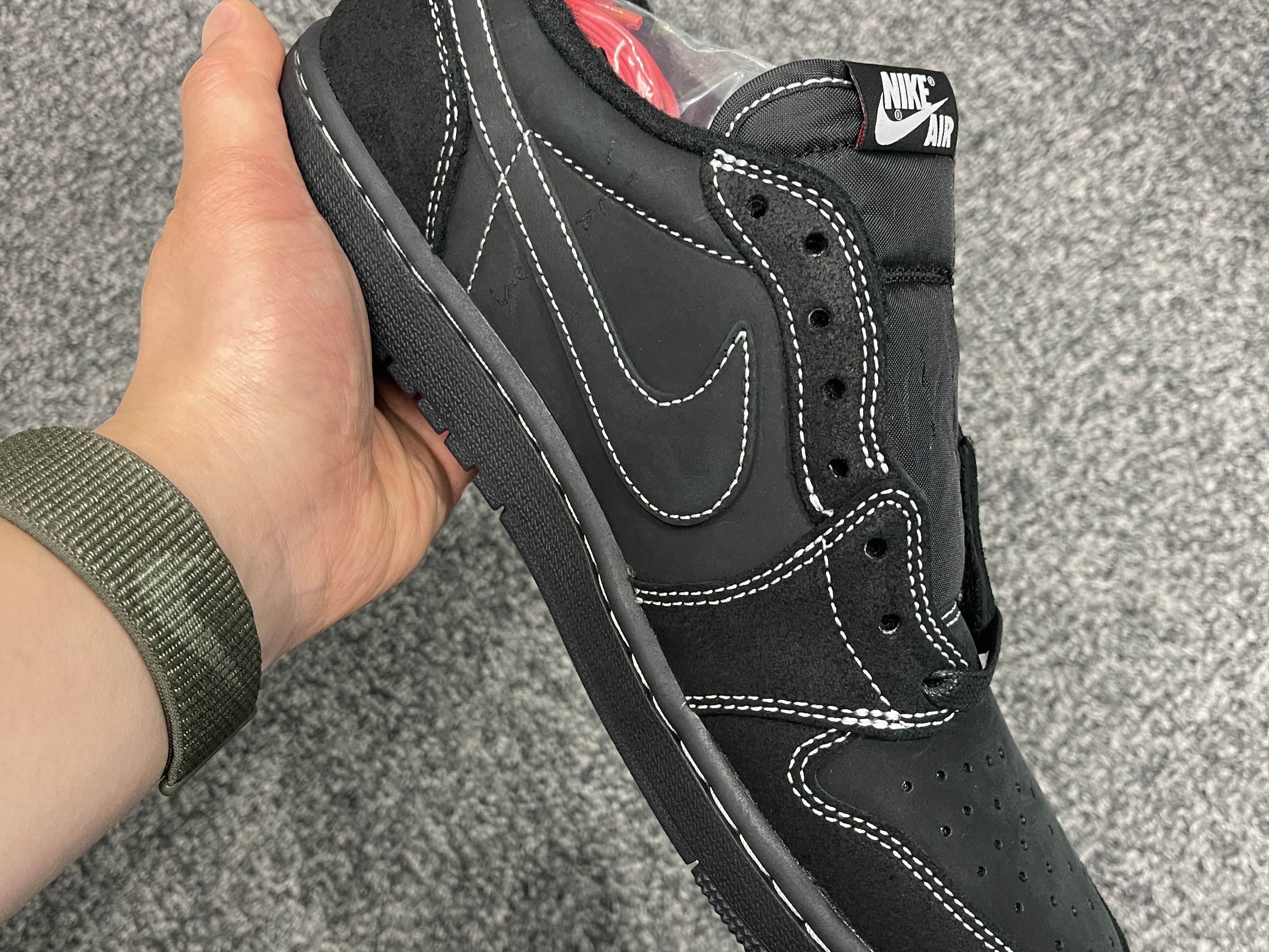 Jordan 1 x Travis Scott Retro Low OG SP Black Phantom 착용 스타일 - 4