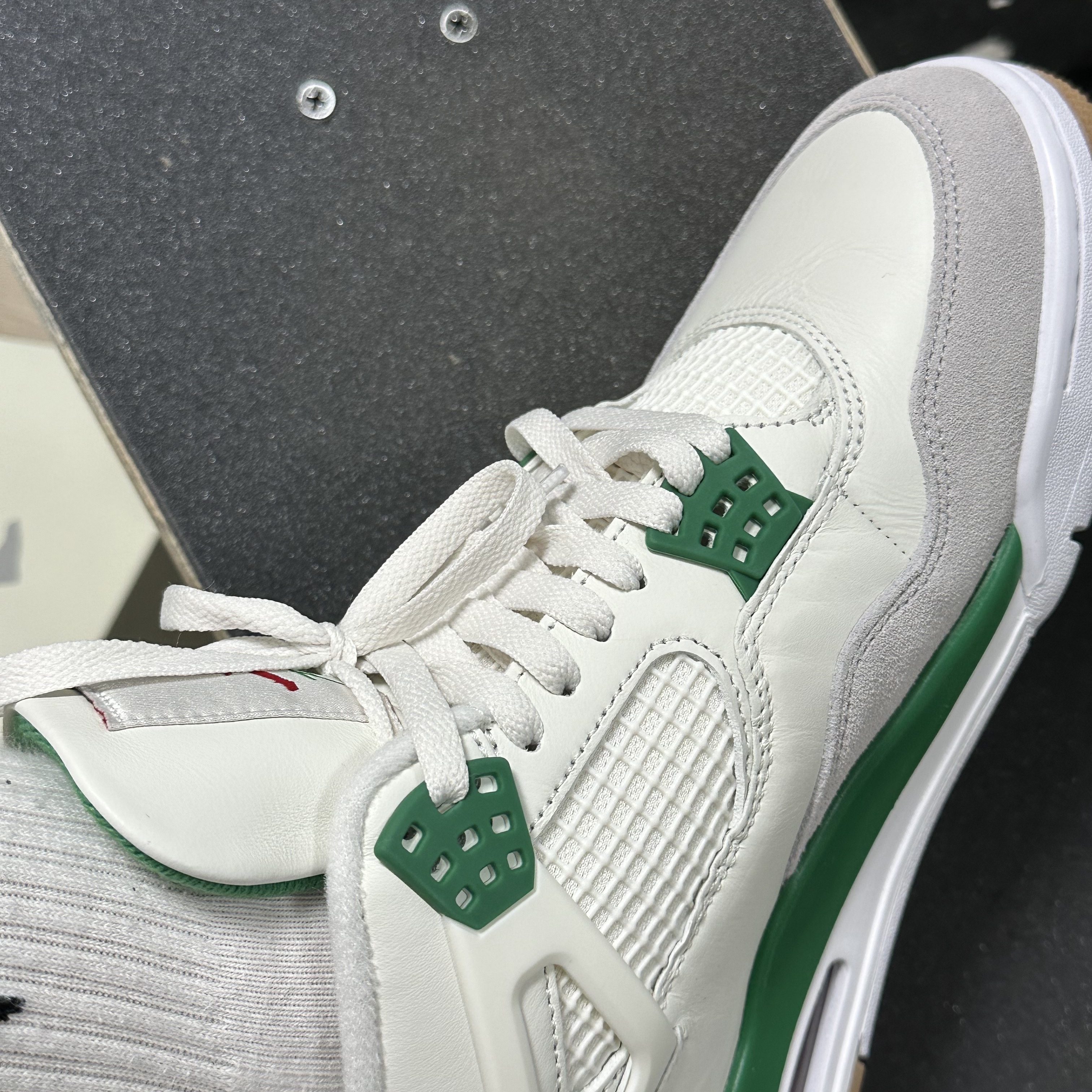 Jordan 4 x Nike SB Retro SP Pine Green 착용 스타일