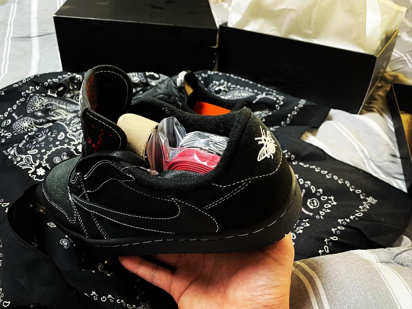 Jordan 1 x Travis Scott Retro Low OG SP Black Phantom 착용 스타일 - 4