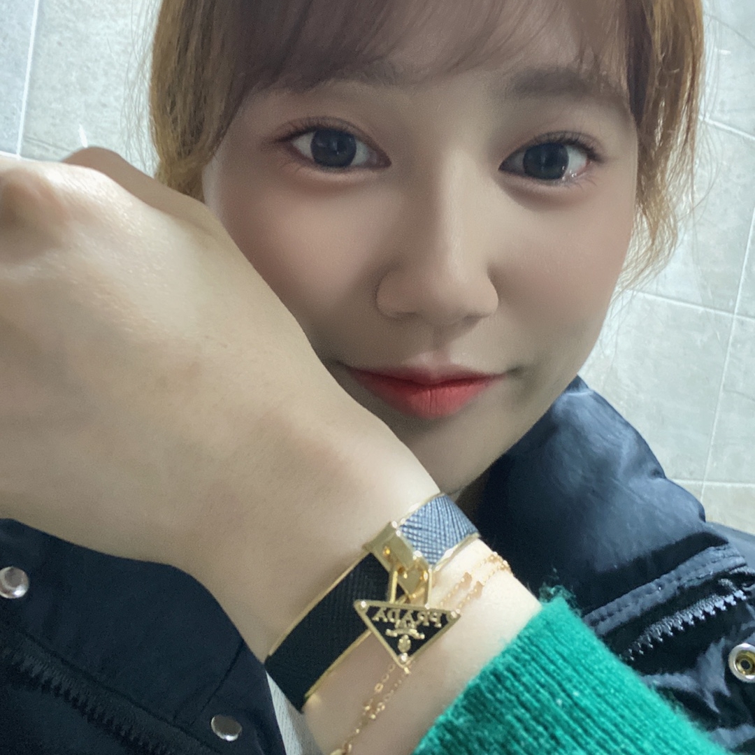 Prada Saffiano Metal Bracelet Black 착용 스타일 - 2