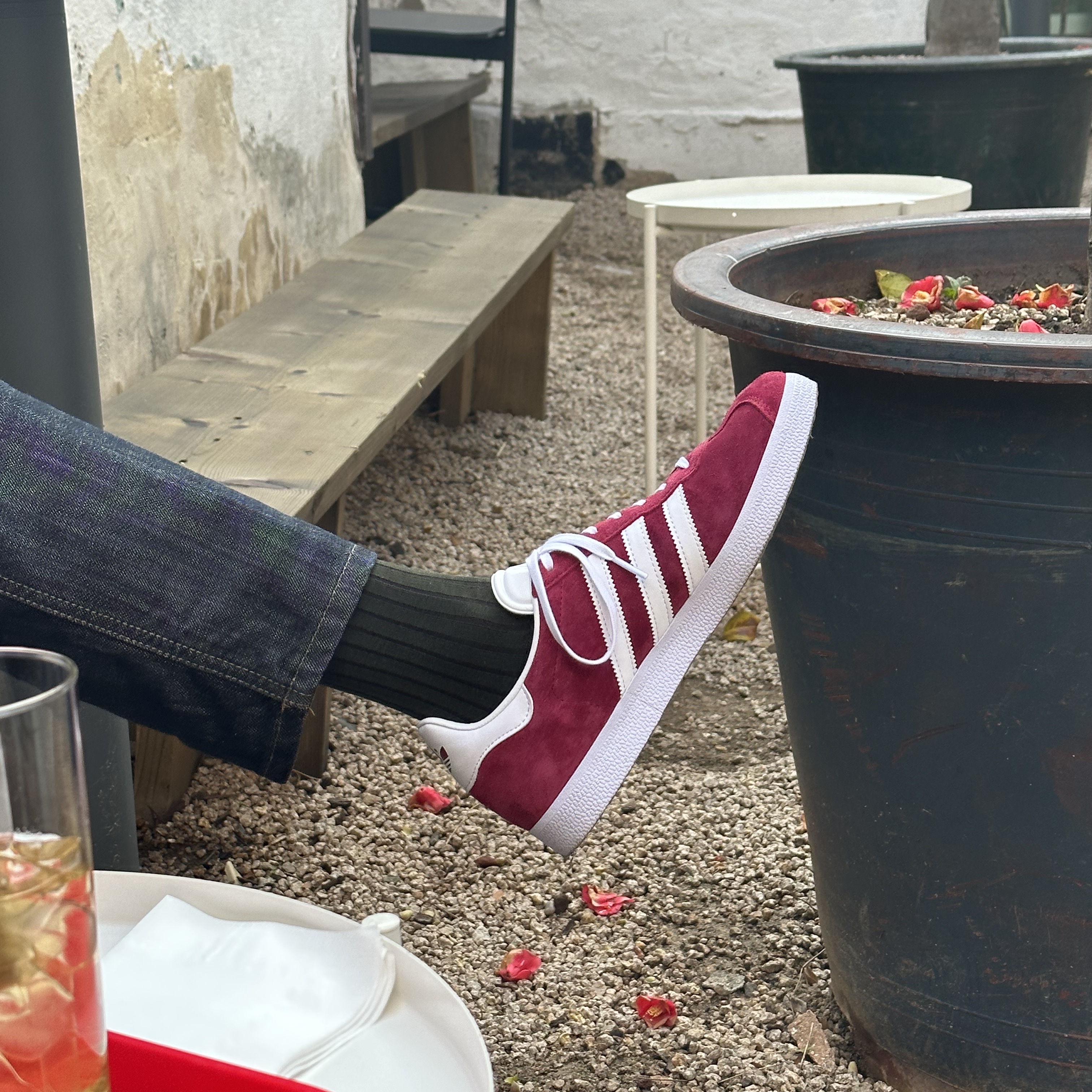 Adidas Gazelle Collegiate Burgundy 착용 스타일