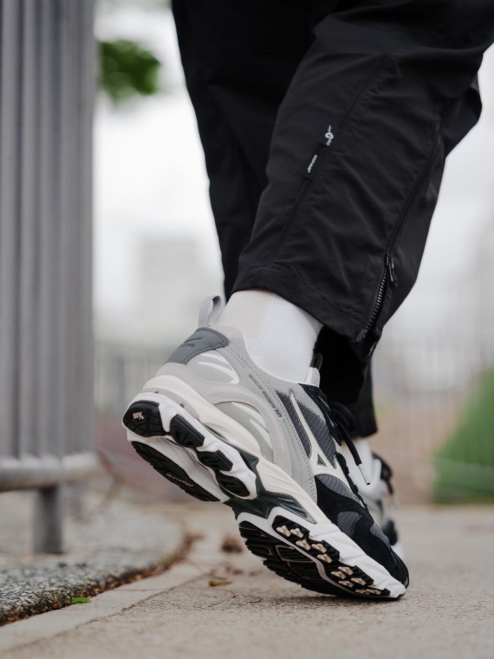 Mizuno Wave Rider 10 Dark Shadow Snow White Opal Gray 착용 스타일 - 2