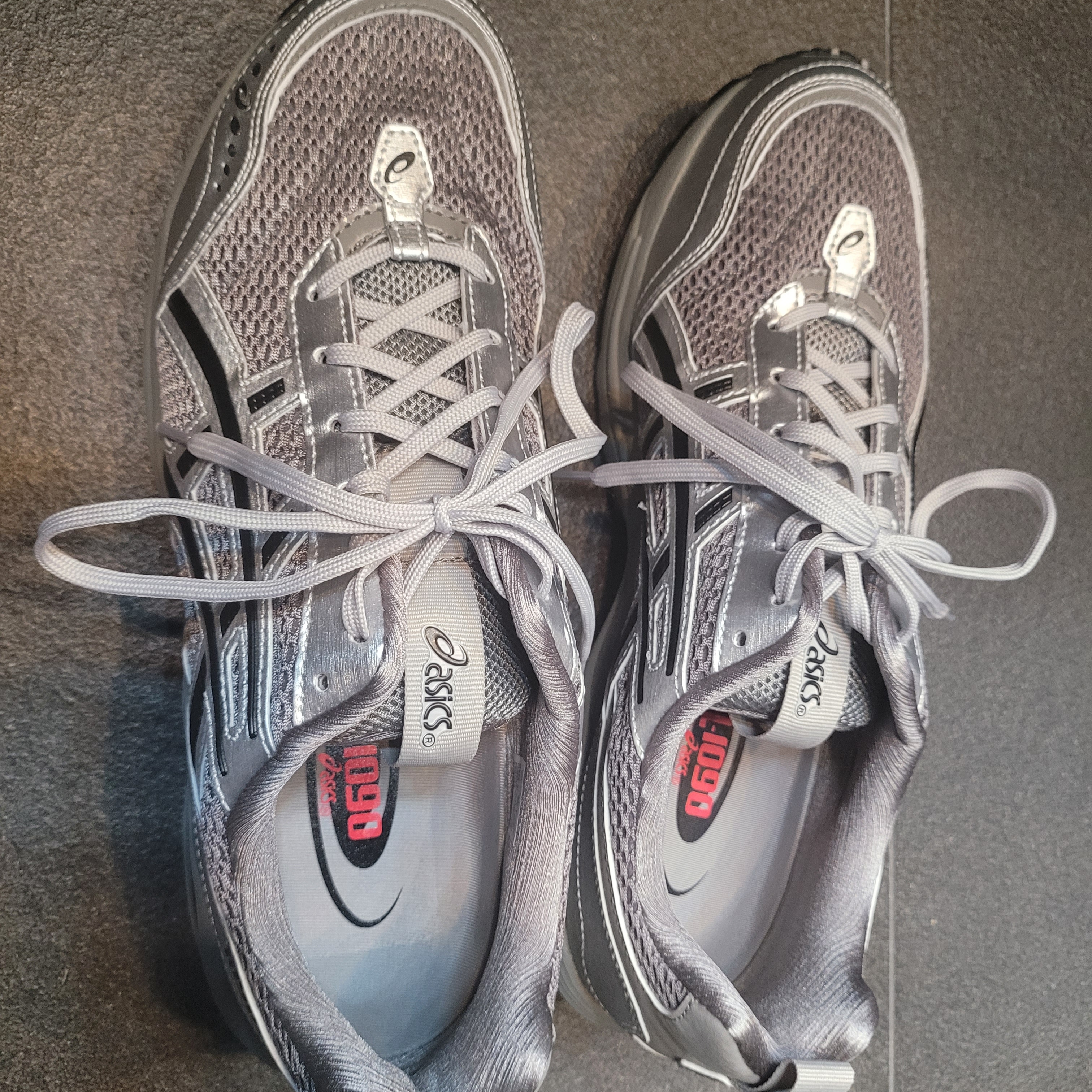 Asics x Freja Wewer Gel-1090 V2 Clay Grey Pure Silver 착용 스타일