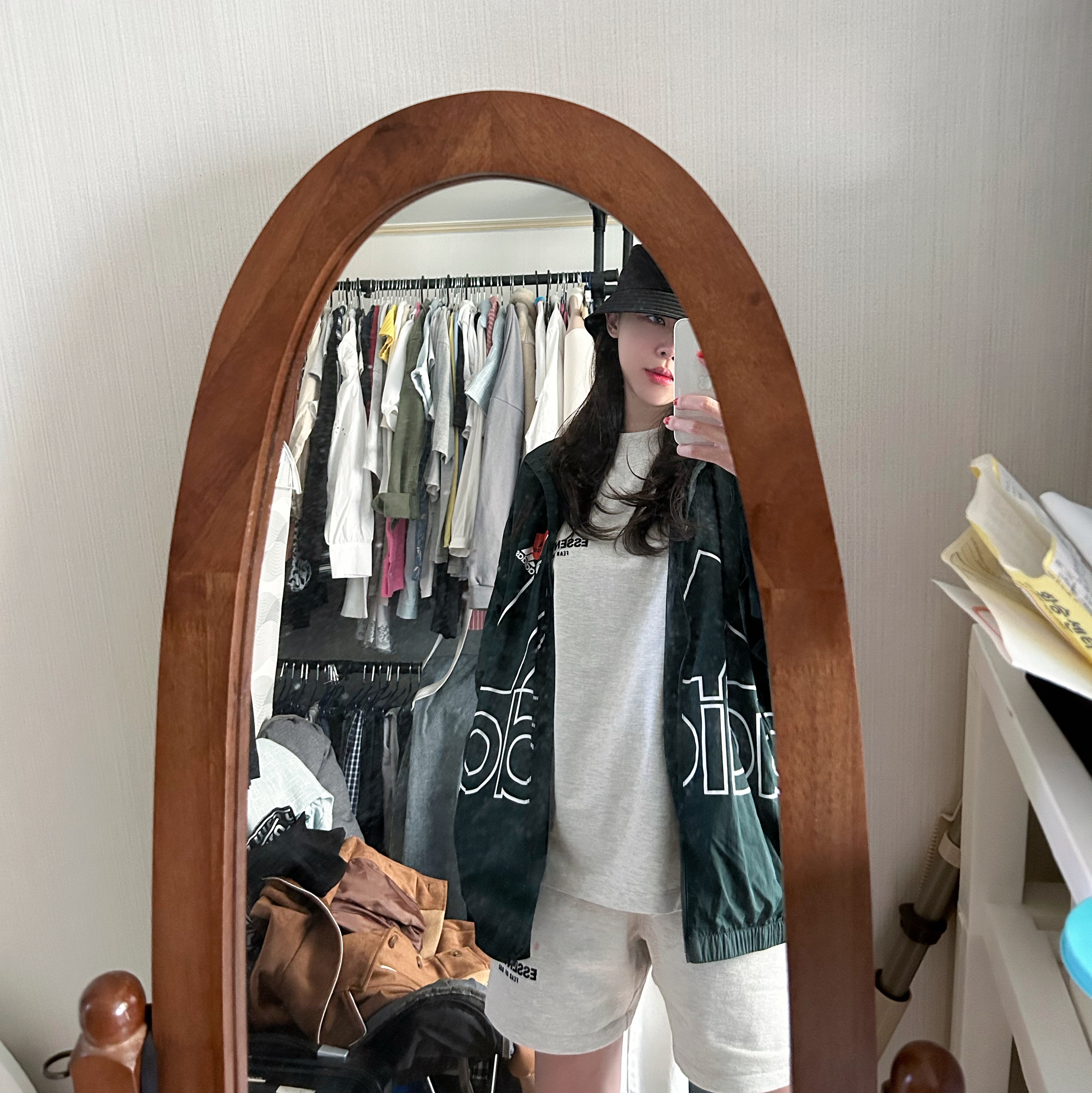 Essentials The Core Collection Sweatshorts Light Oatmeal, Essentials The Core Collection T-Shirt Light Oatmeal 착용 스타일