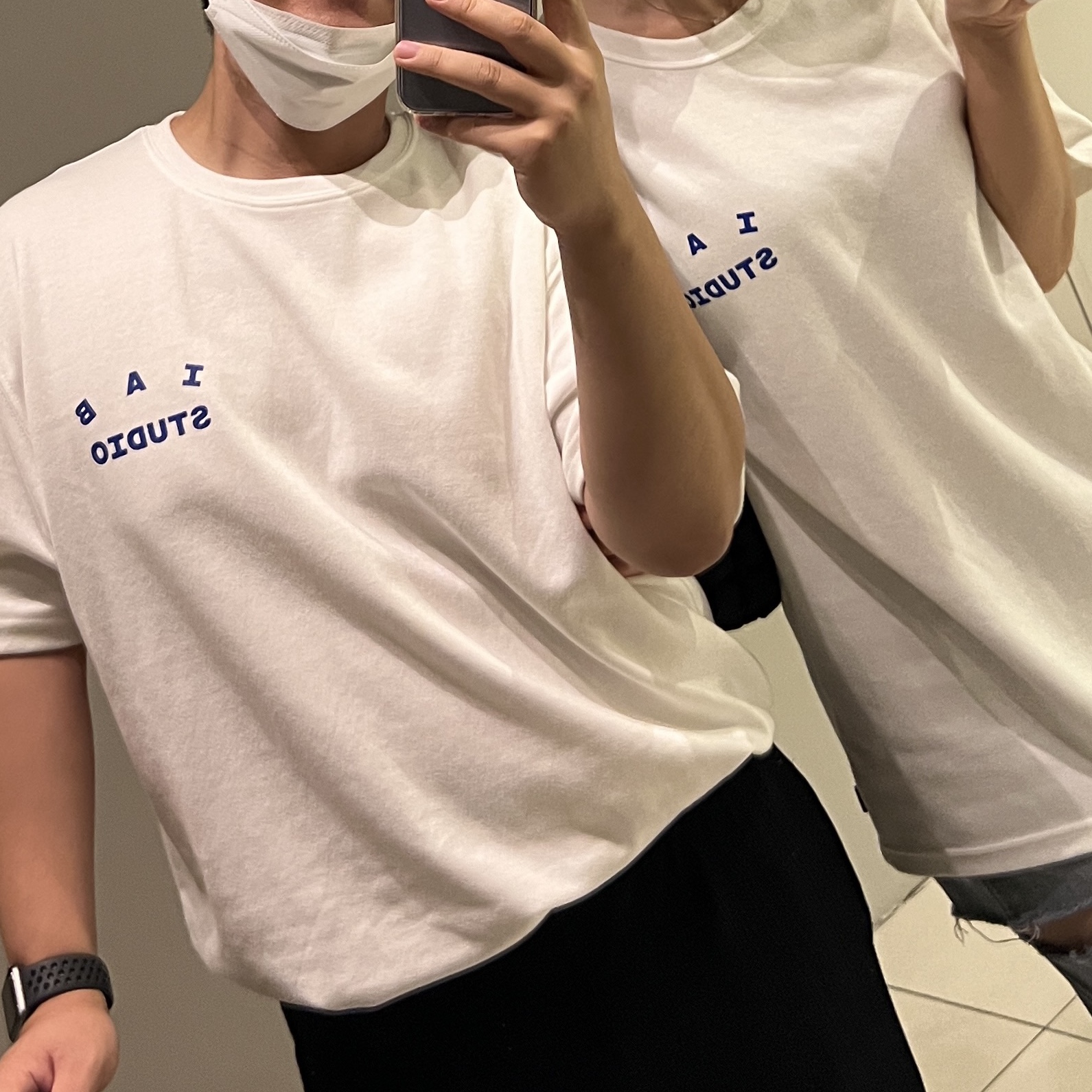 IAB Studio 10th Anniversary T-Shirts Pack White & Black (2 Pack) 착용 스타일