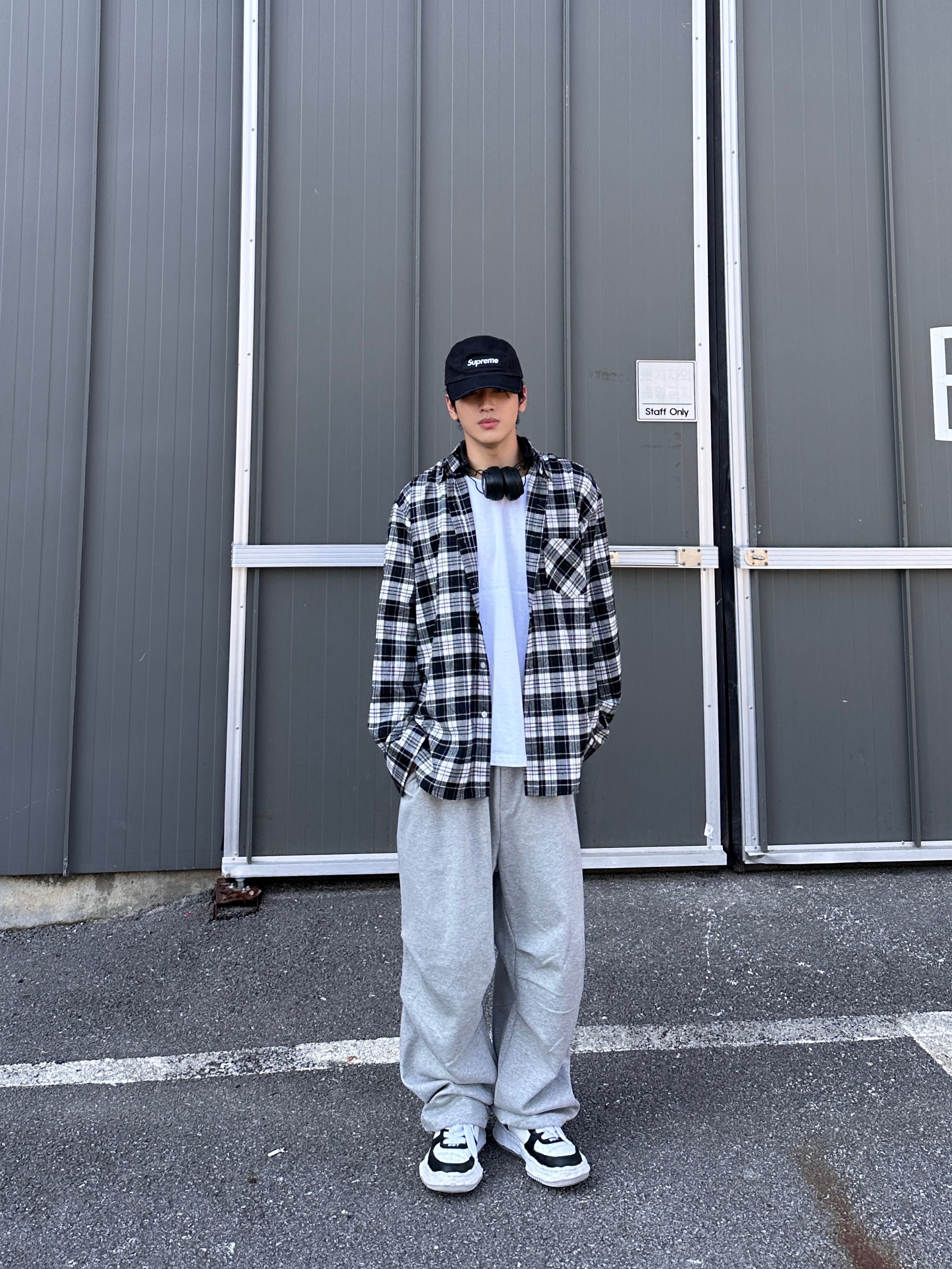 Maison Mihara Yasuhiro Wayne OG Sole Leather Low-top Sneakers Black White, Supreme Washed Chino Twill Camp Cap Black 착용 스타일 - 4