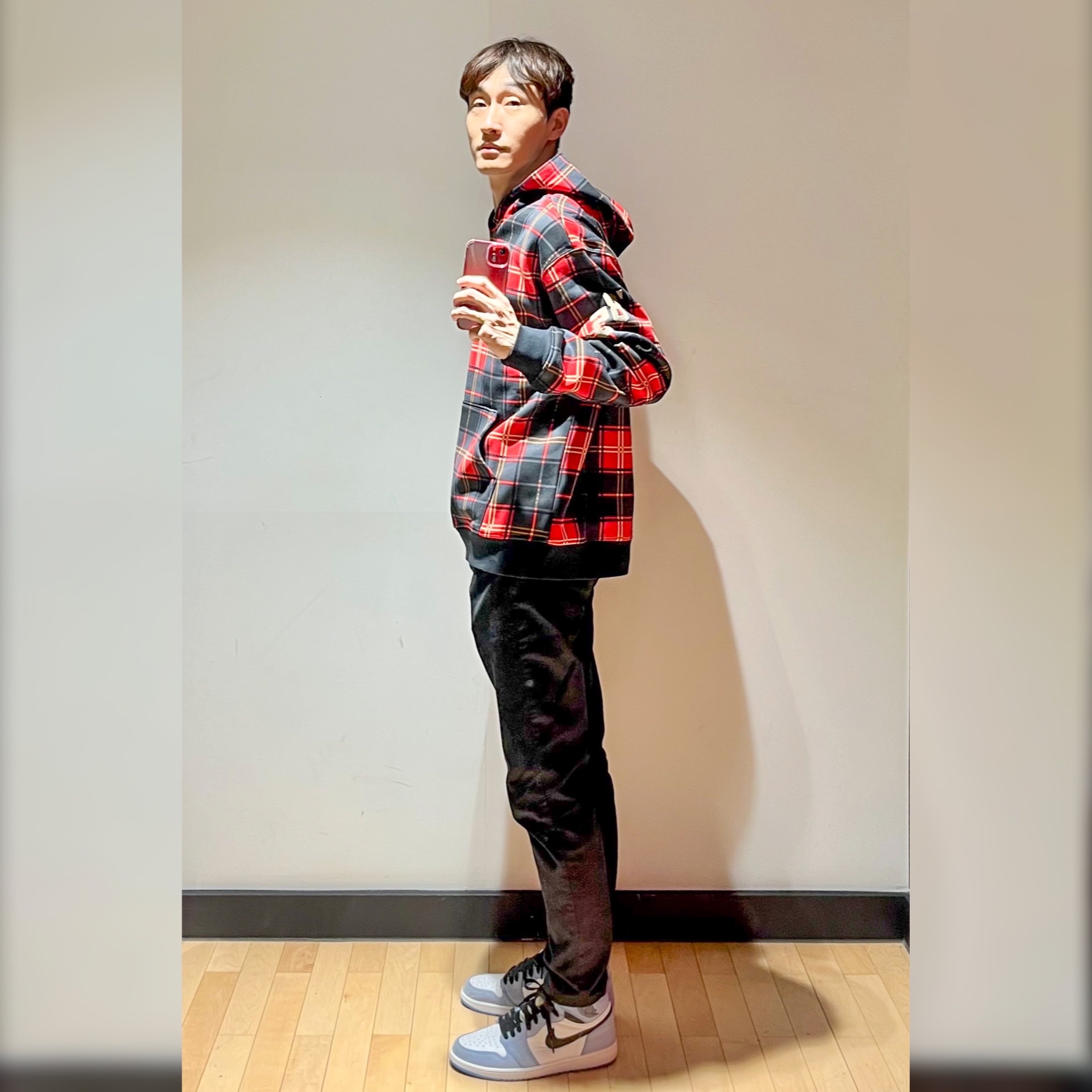 Jordan 1 Retro High OG University Blue, Jordan Essentials Holiday Hoodie Fire Red 착용 스타일