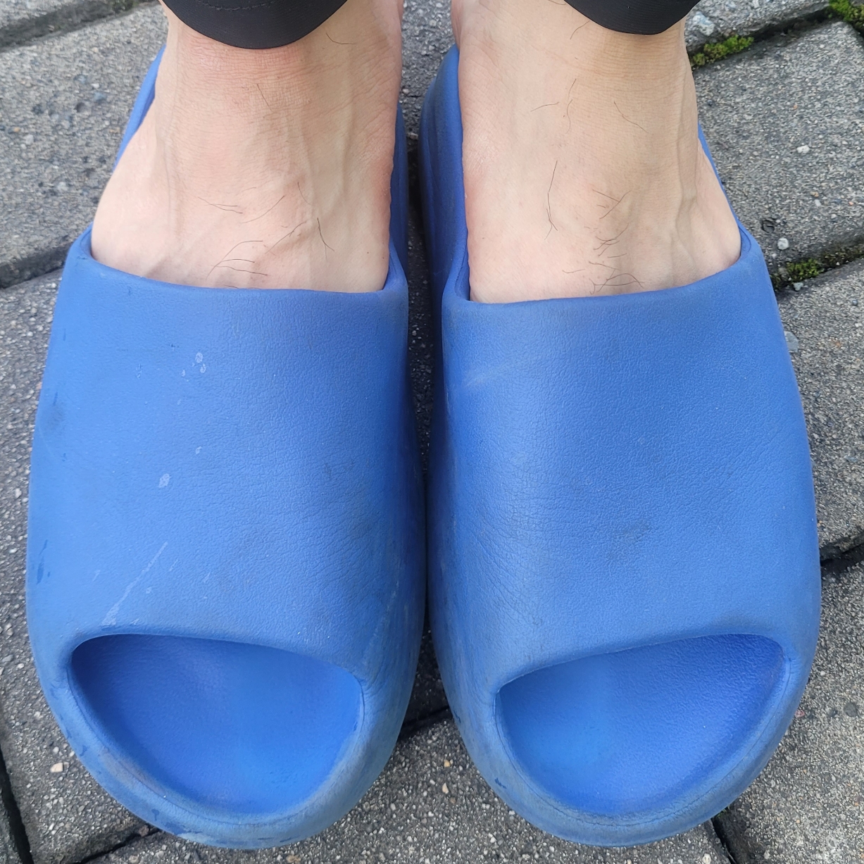 Adidas Yeezy Slide Azure 착용 스타일