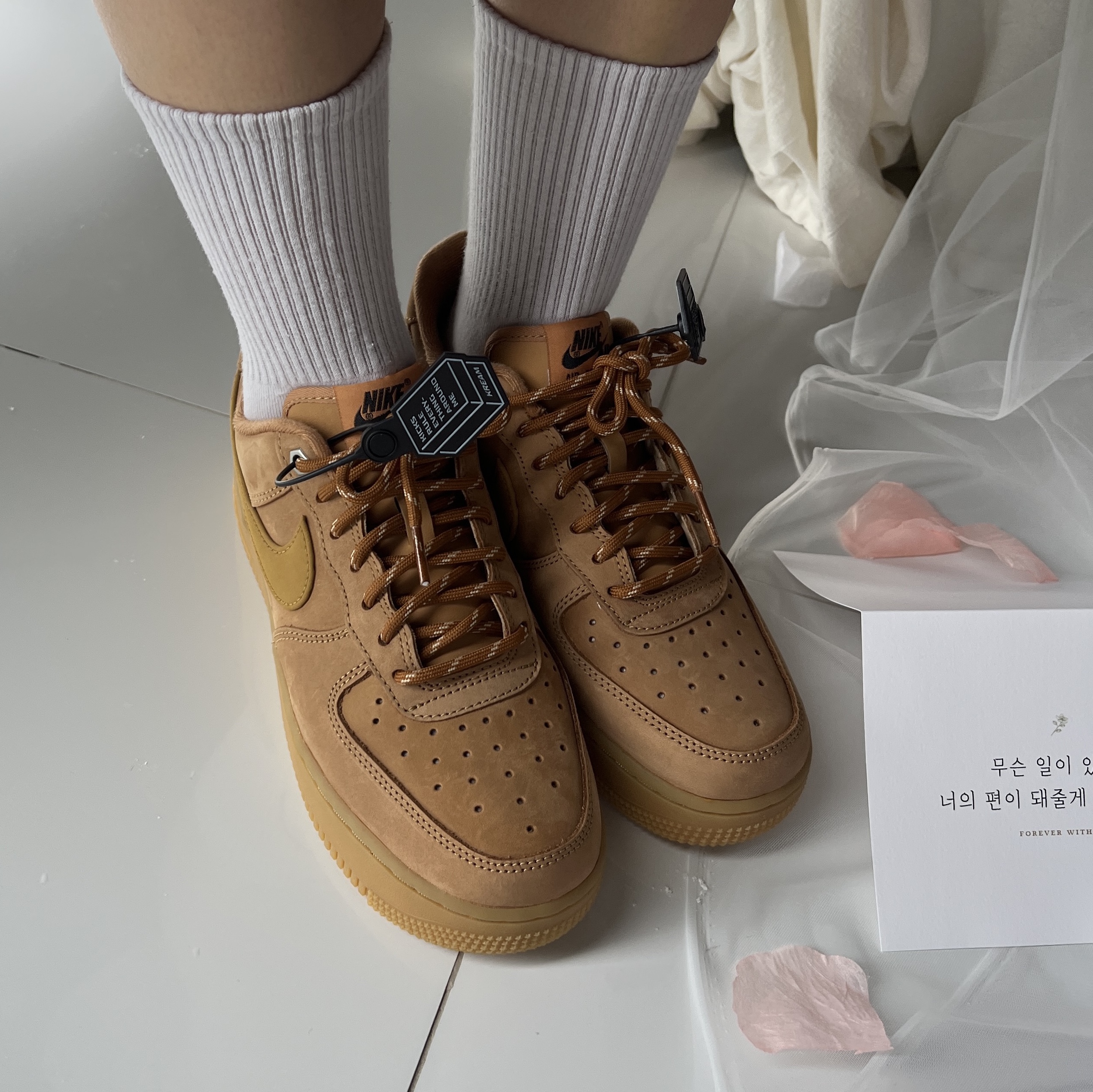 Nike Air Force 1 '07 WB Flax 착용 스타일