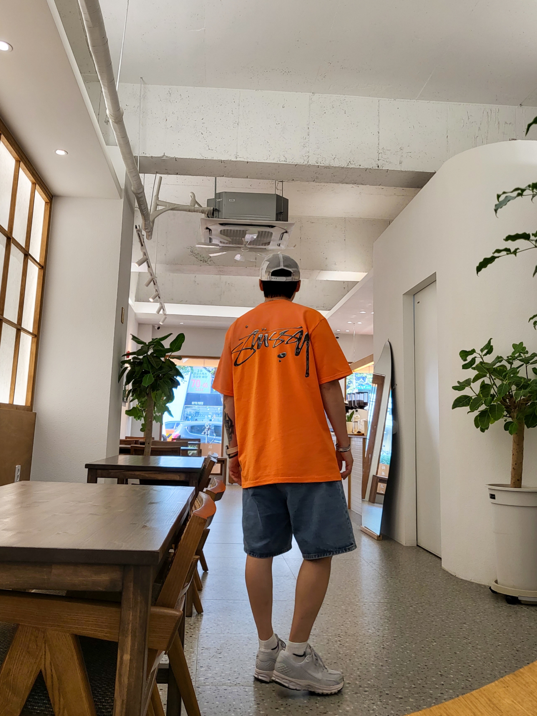 Nike Zoom Vomero 5 SP Vast Grey 2023, Stussy Mercury T-Shirt Coral 착용 스타일