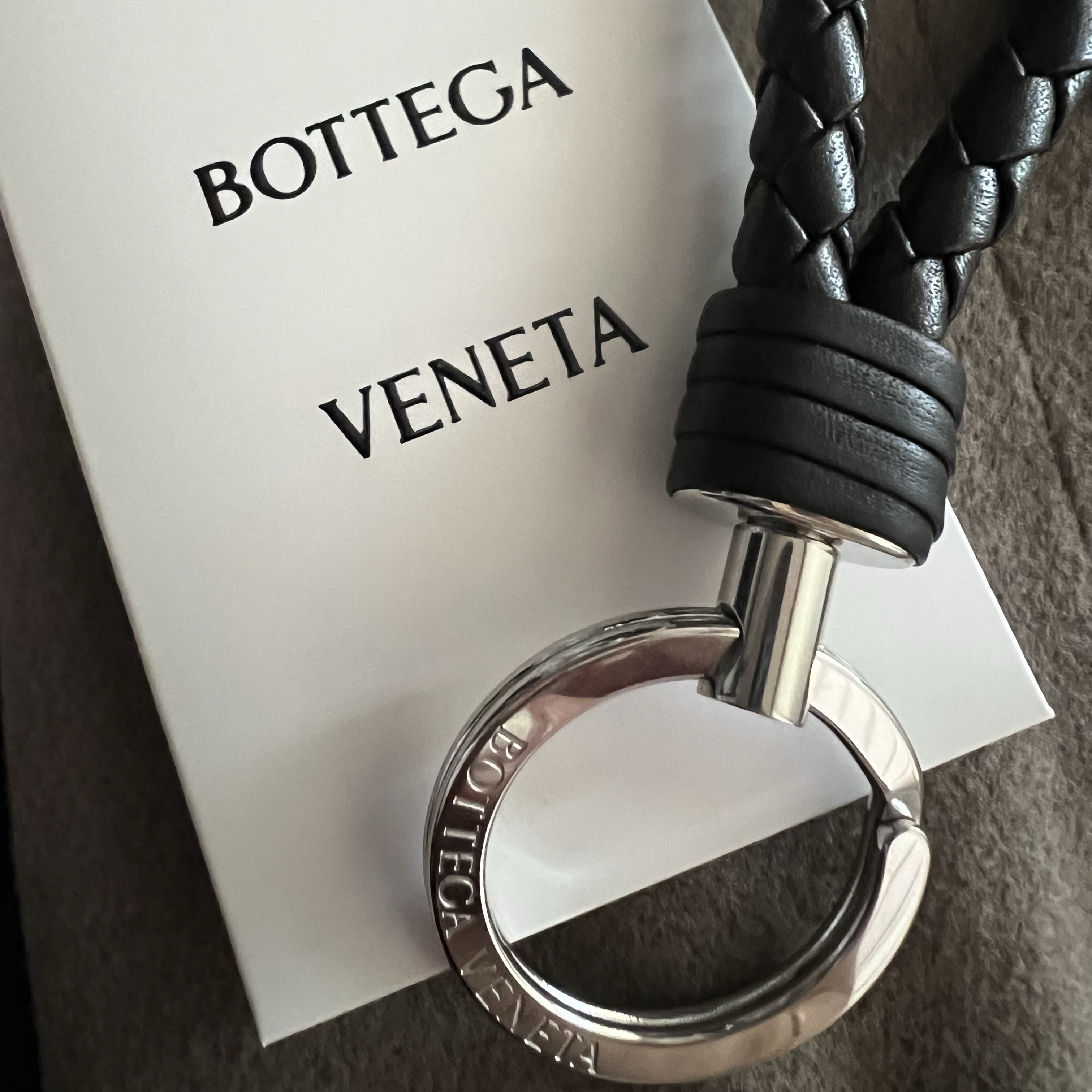 Bottega Veneta Leather Keyring Black 착용 스타일