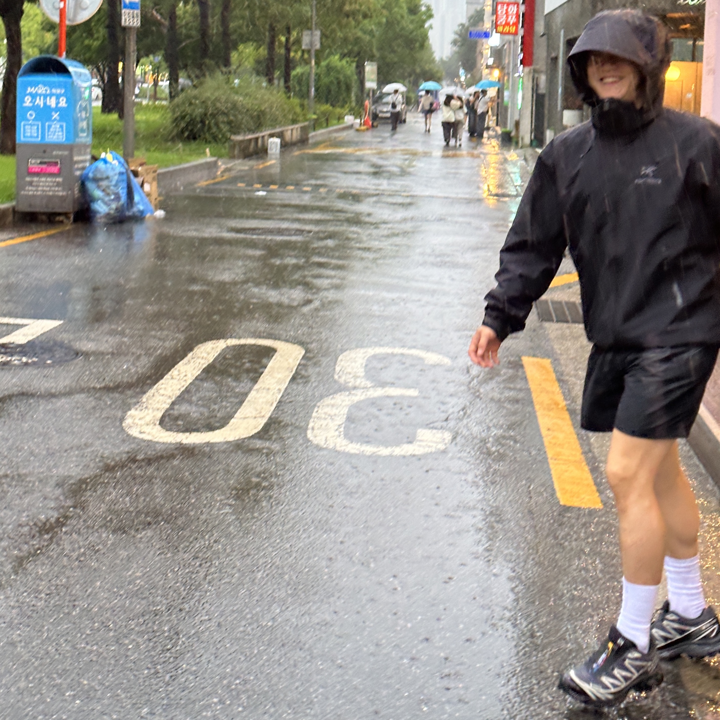 Arc'teryx Beta Jacket Black, Salomon XT-6 Gore-Tex Black Ebony 착용 스타일 - 2